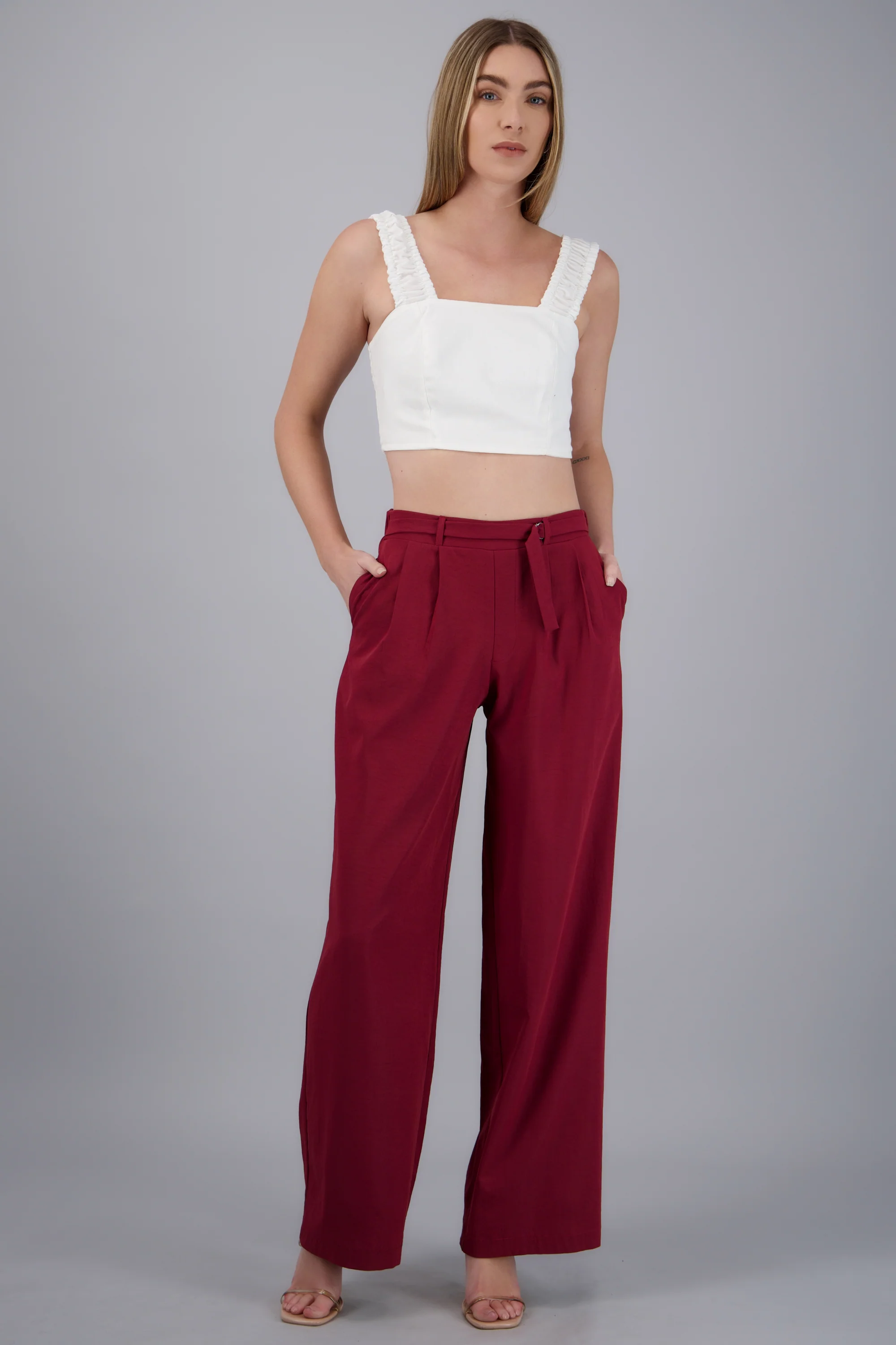 Pantalón pinzas detalle cinturón