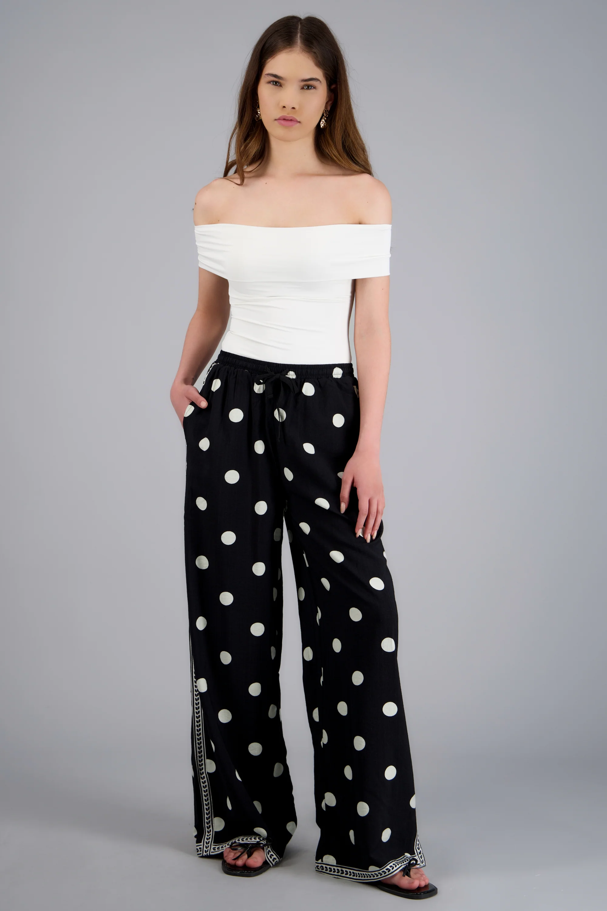 Pantalón polka dots detalle contraste
