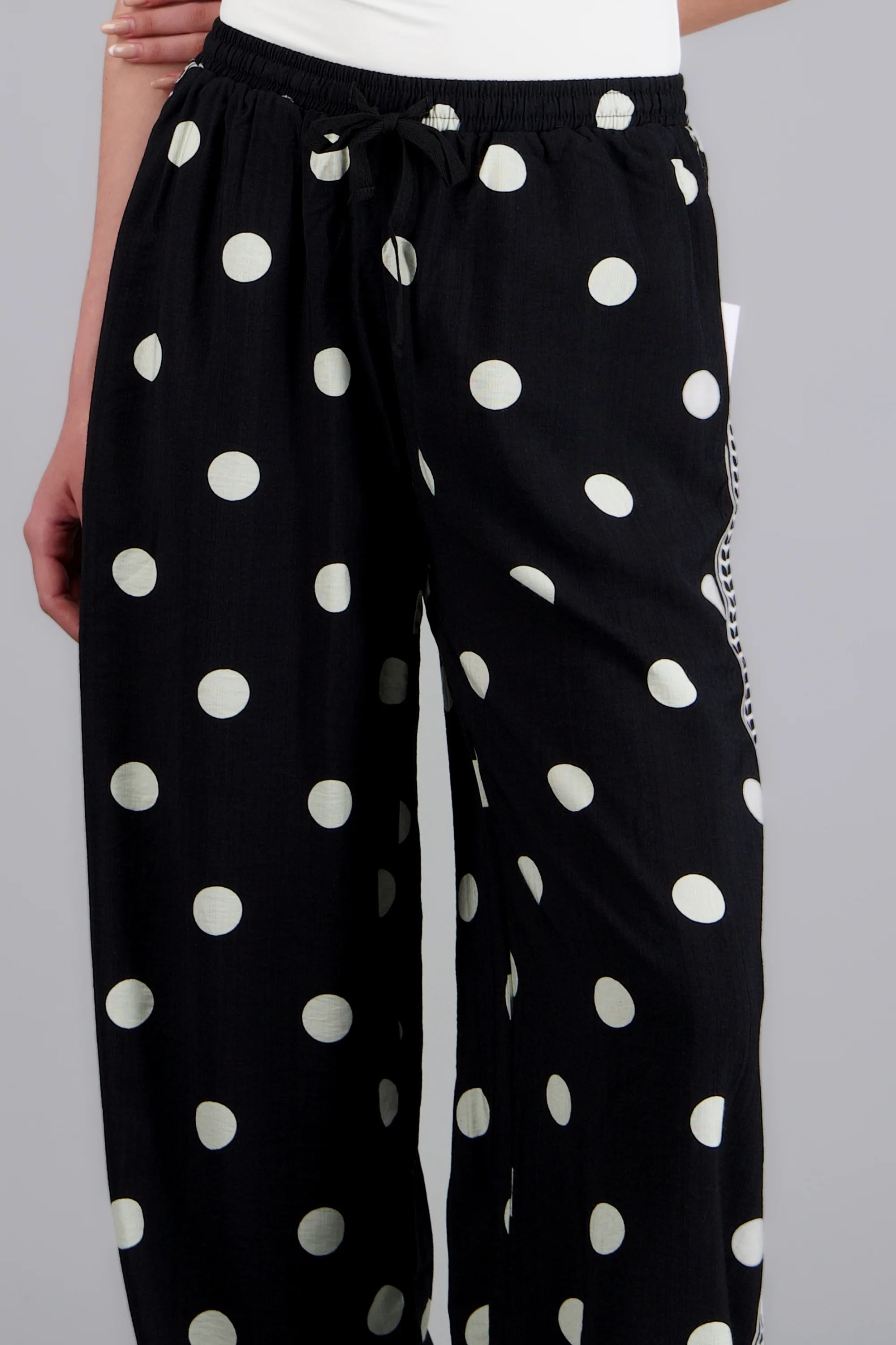 Pantalón polka dots detalle contraste - Image 5