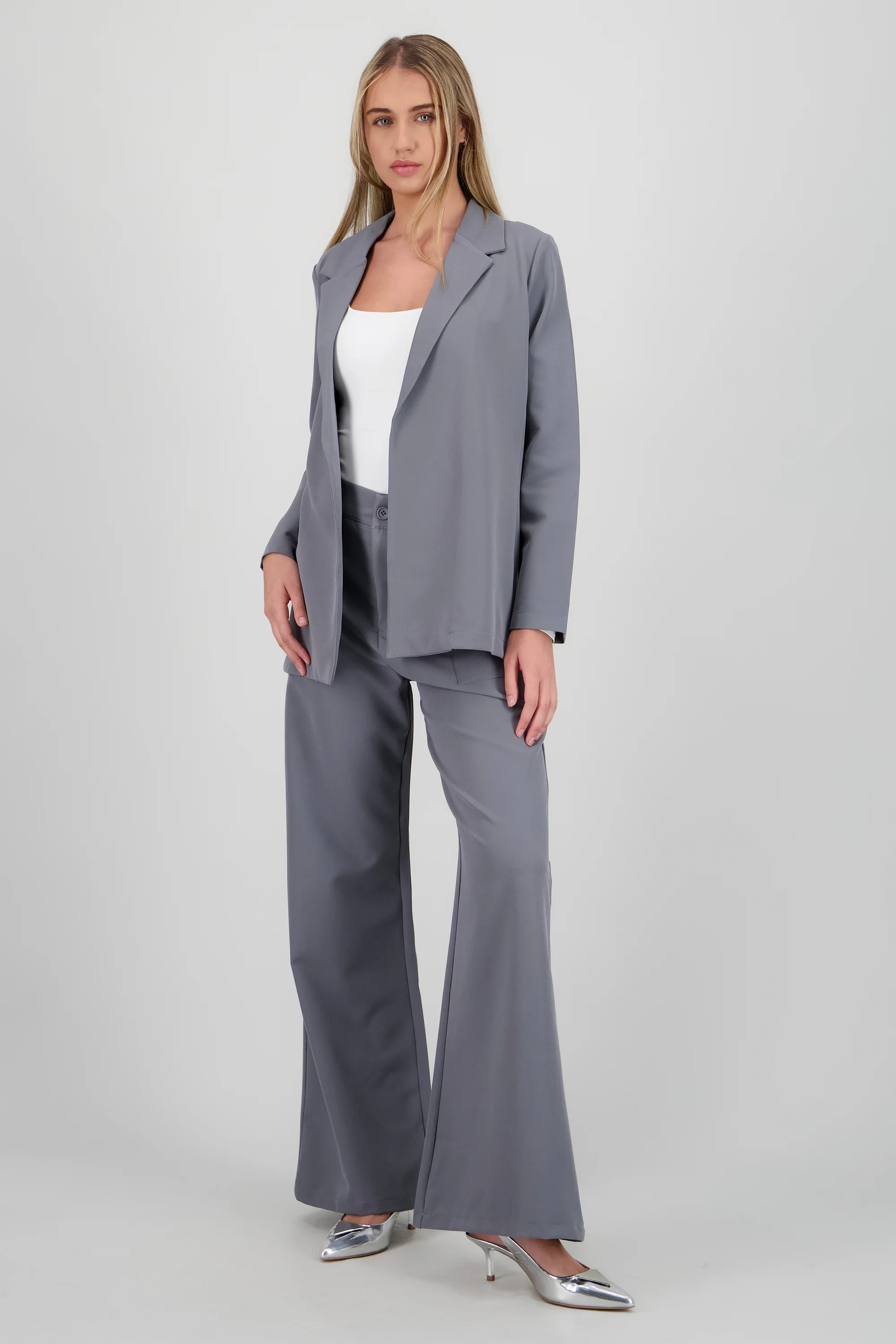 Pantalon recto con bolsillos curveados