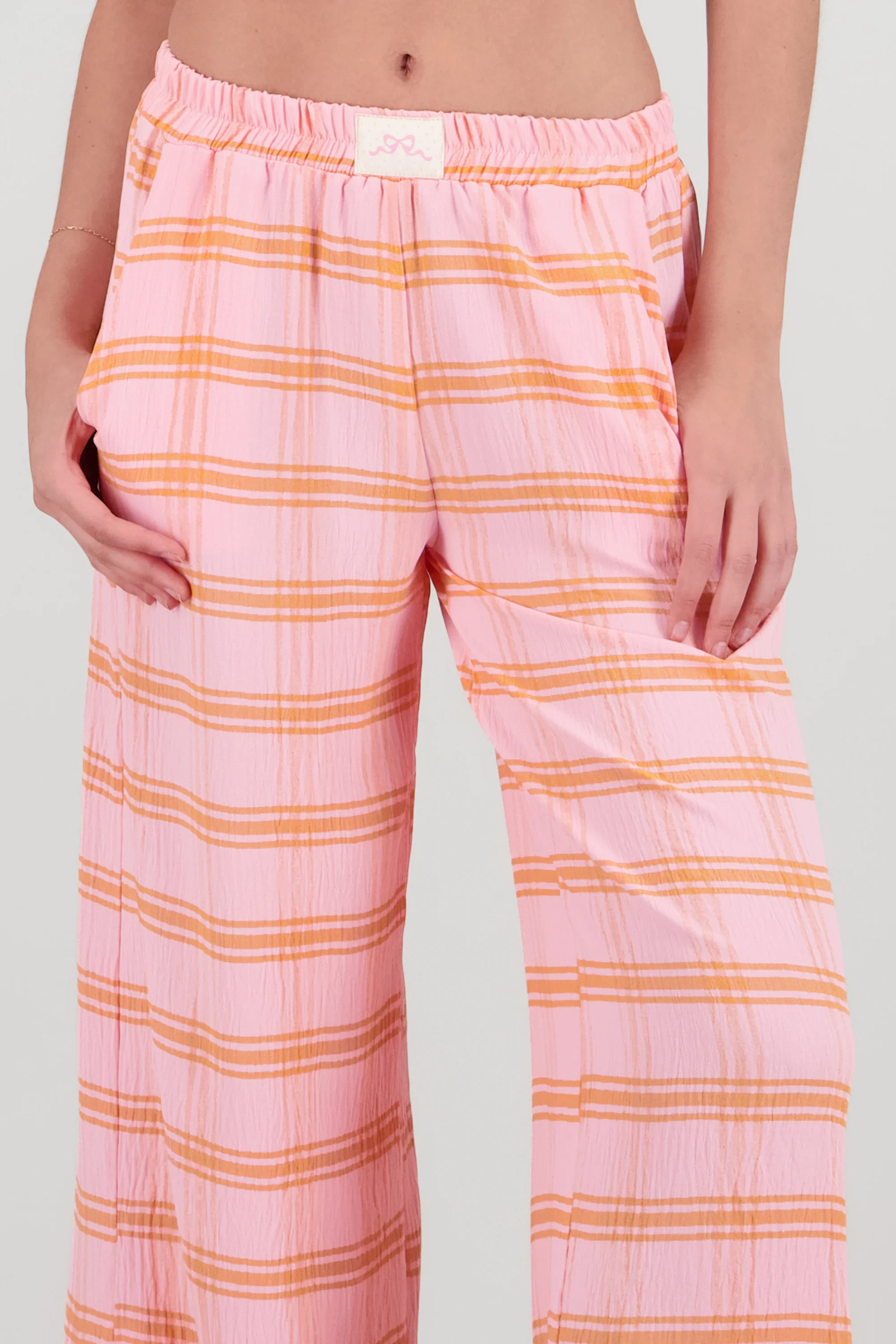 Pantalón recto con detalle de parche en pretina - Image 5