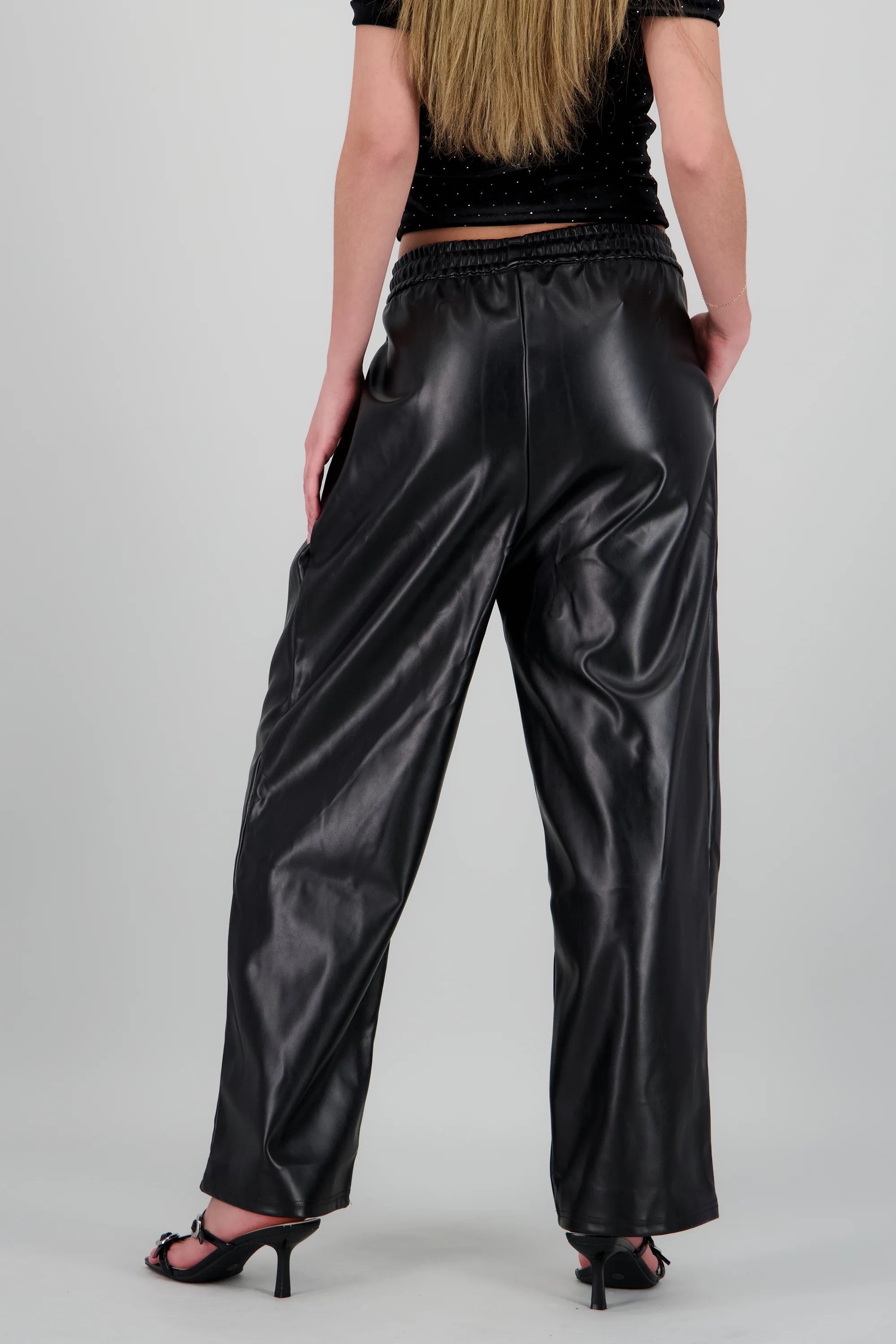 Pantalon recto efecto piel - Image 4