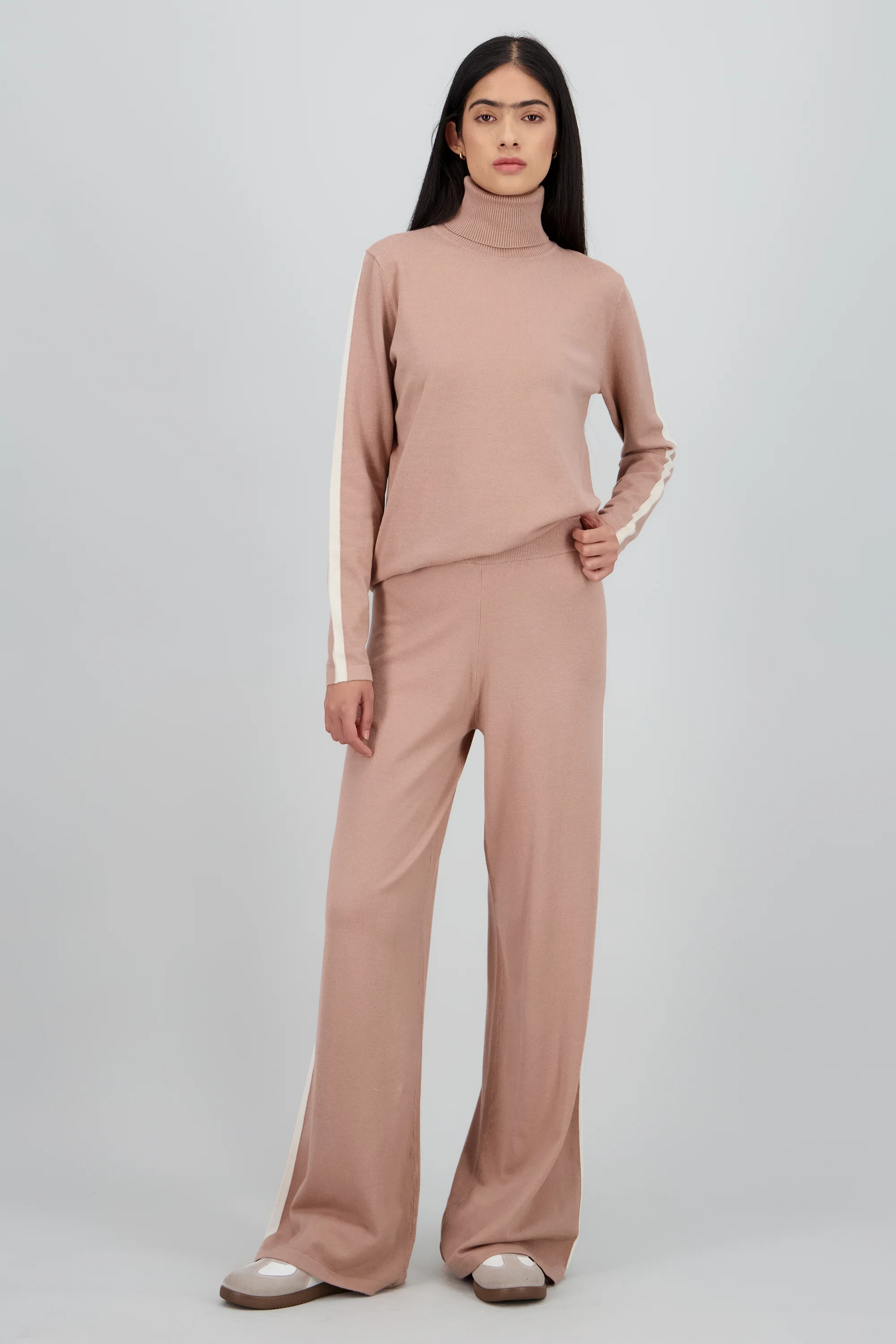 Pantalon tejido detalle raya costado