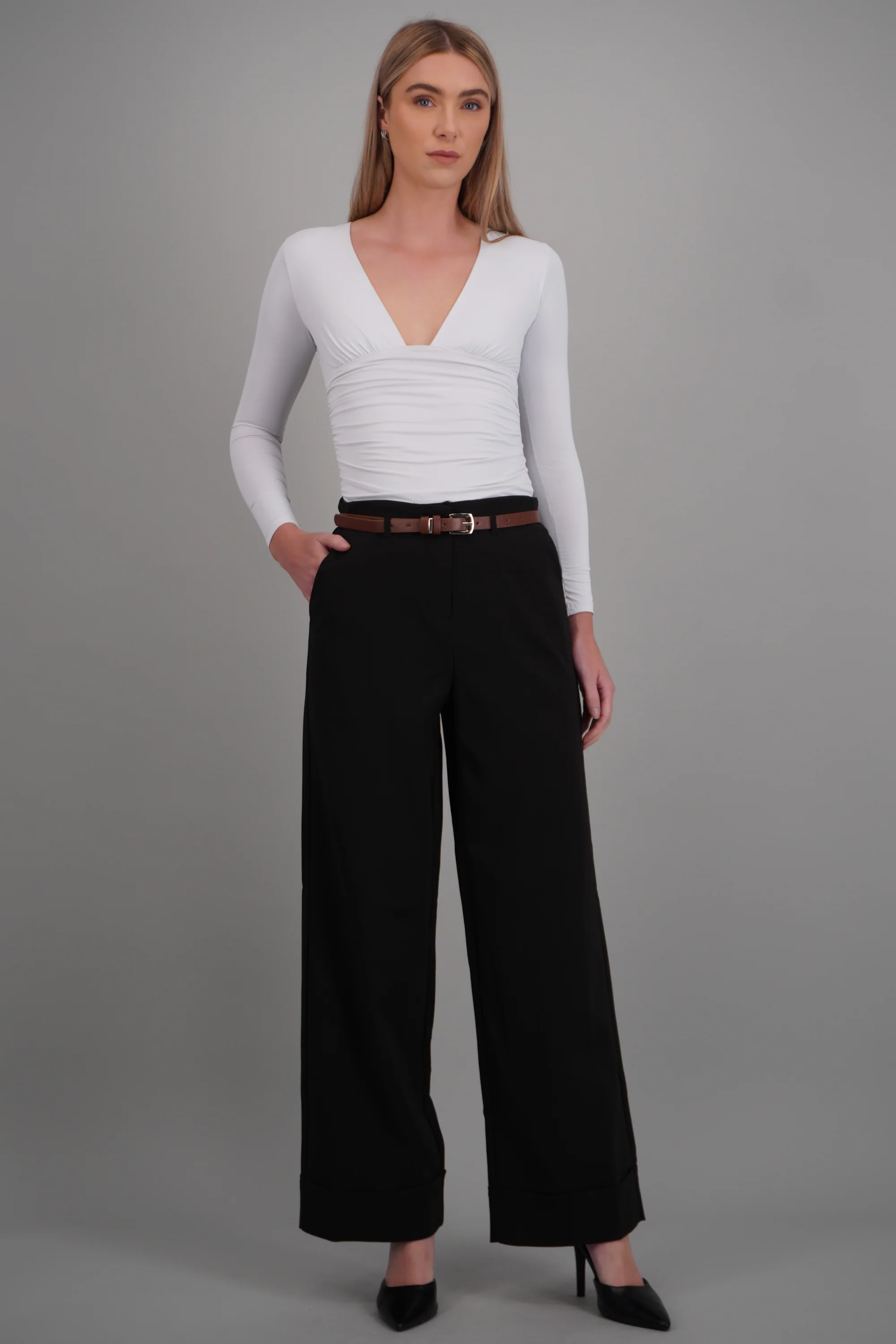 Pantalón wide leg con cinturón