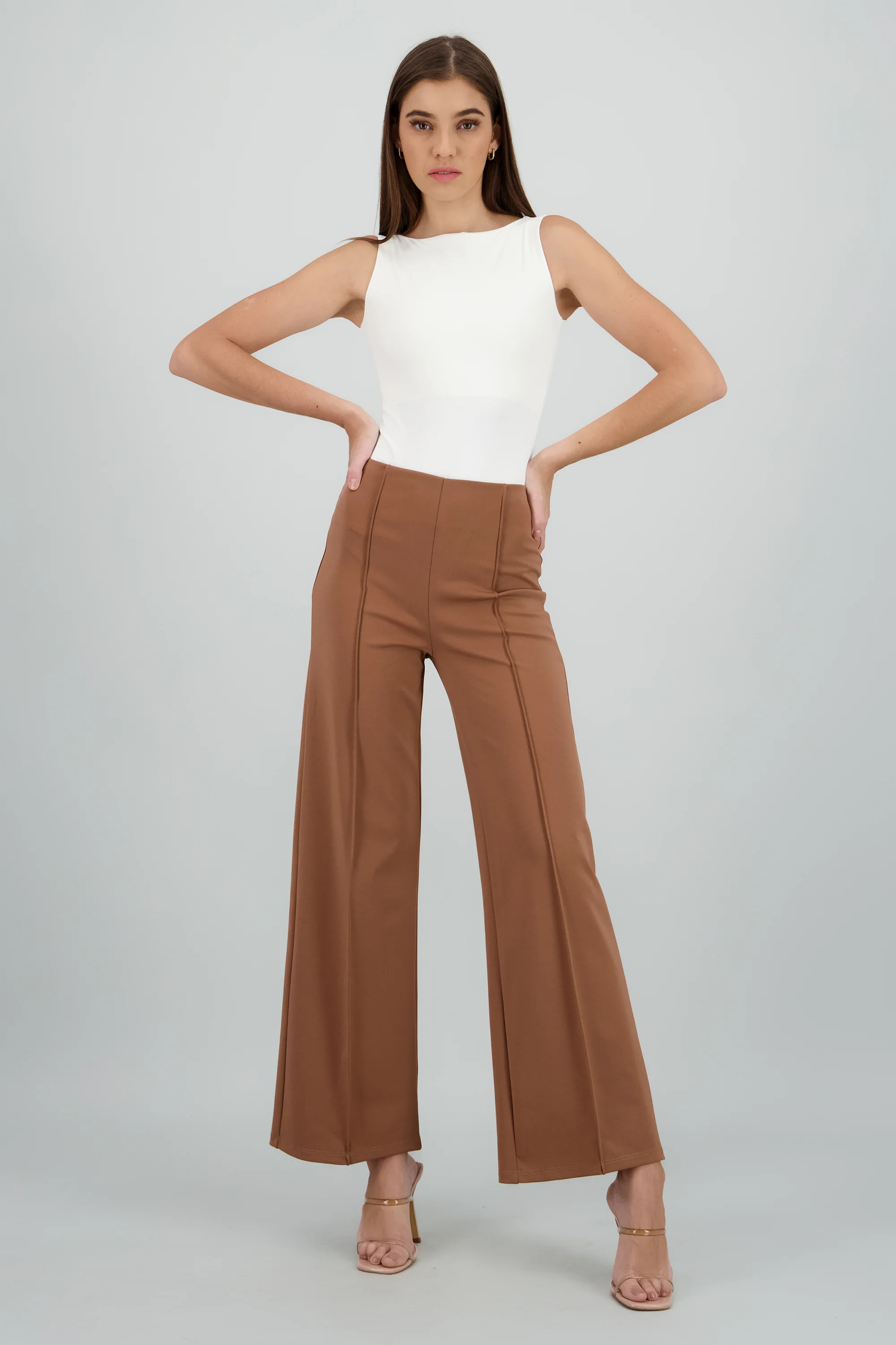 Pantalon wide leg detalle costura