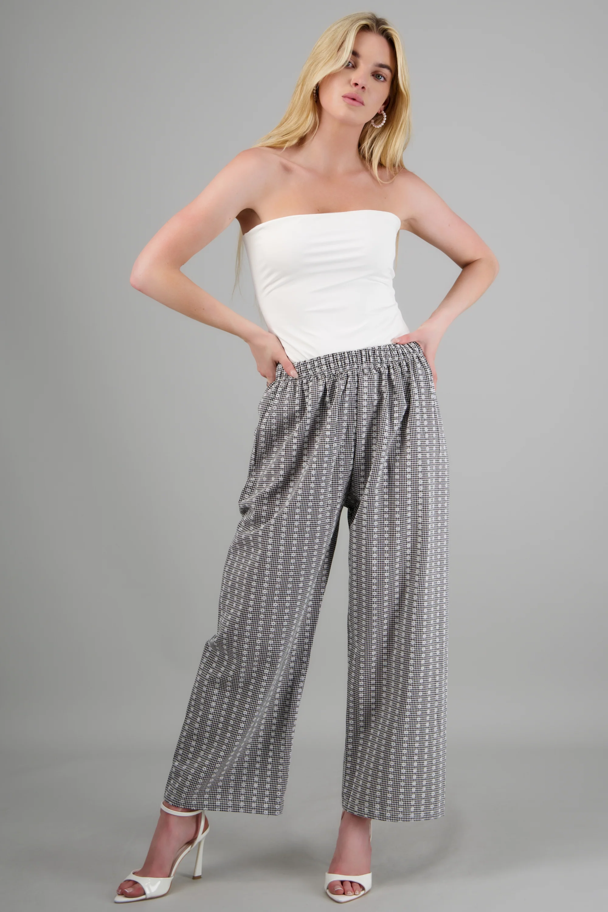 Pantalones cuadros y mini flores