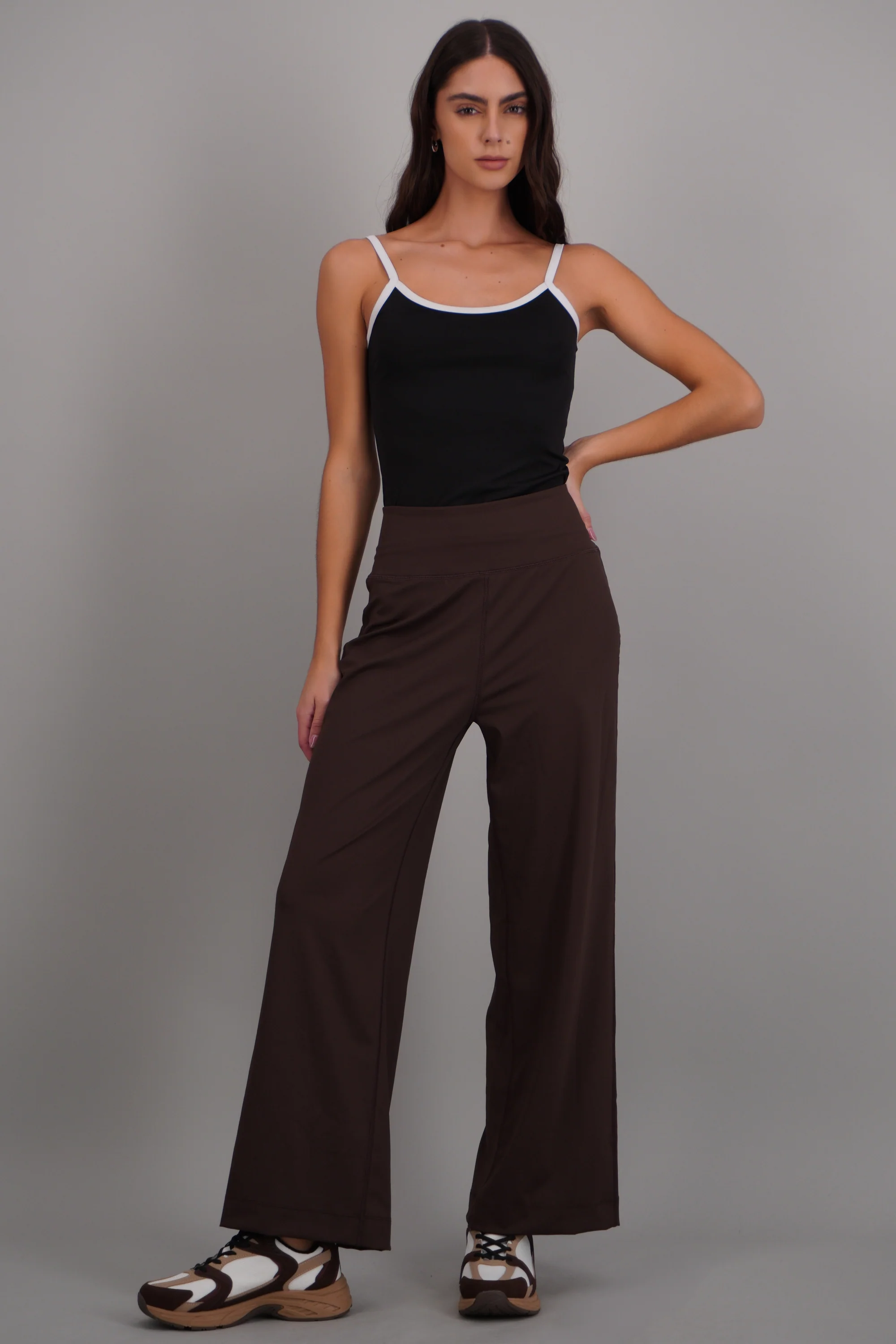 Pantalones deportivos pierna amplia