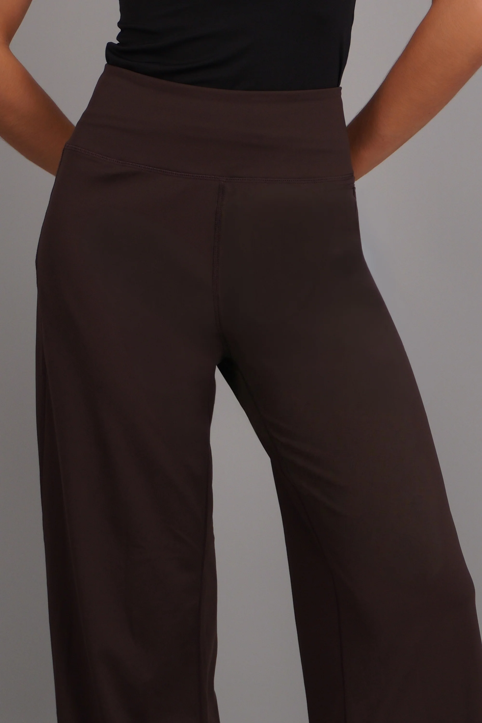 Pantalones deportivos pierna amplia - Image 5