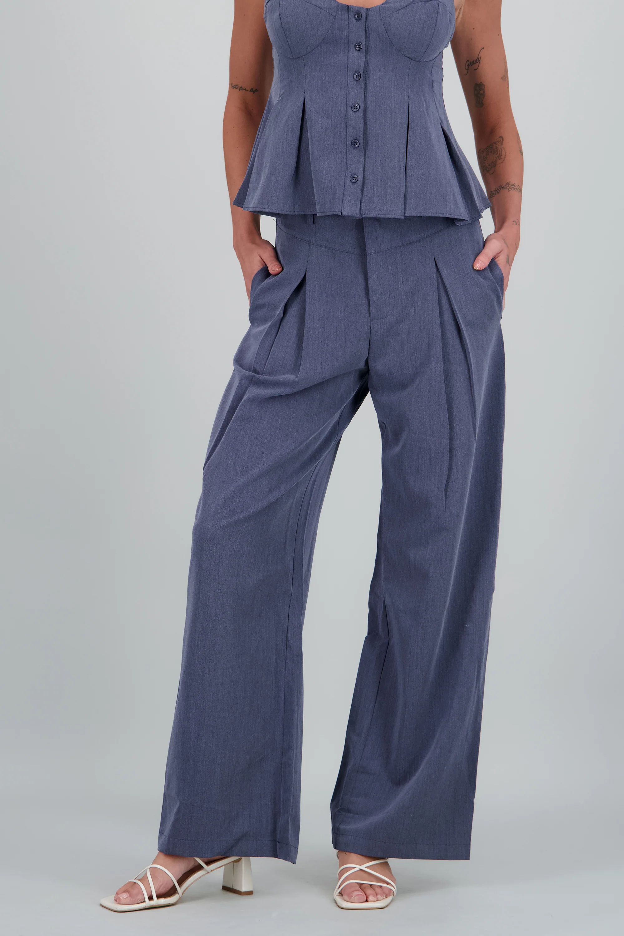 Pantalones rectos con cortes - Image 2