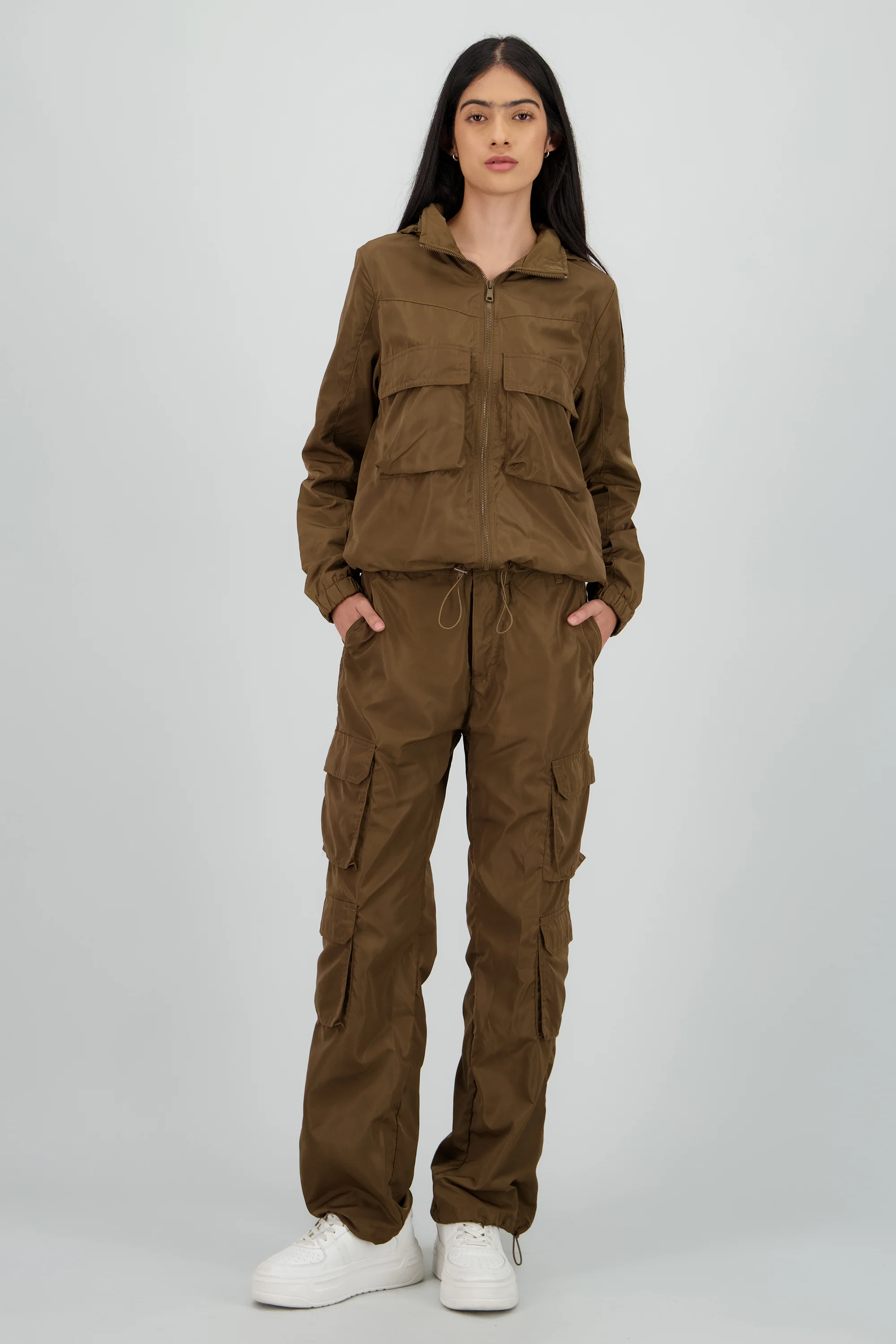 Pants tipo parachute detalle bolsas cargo