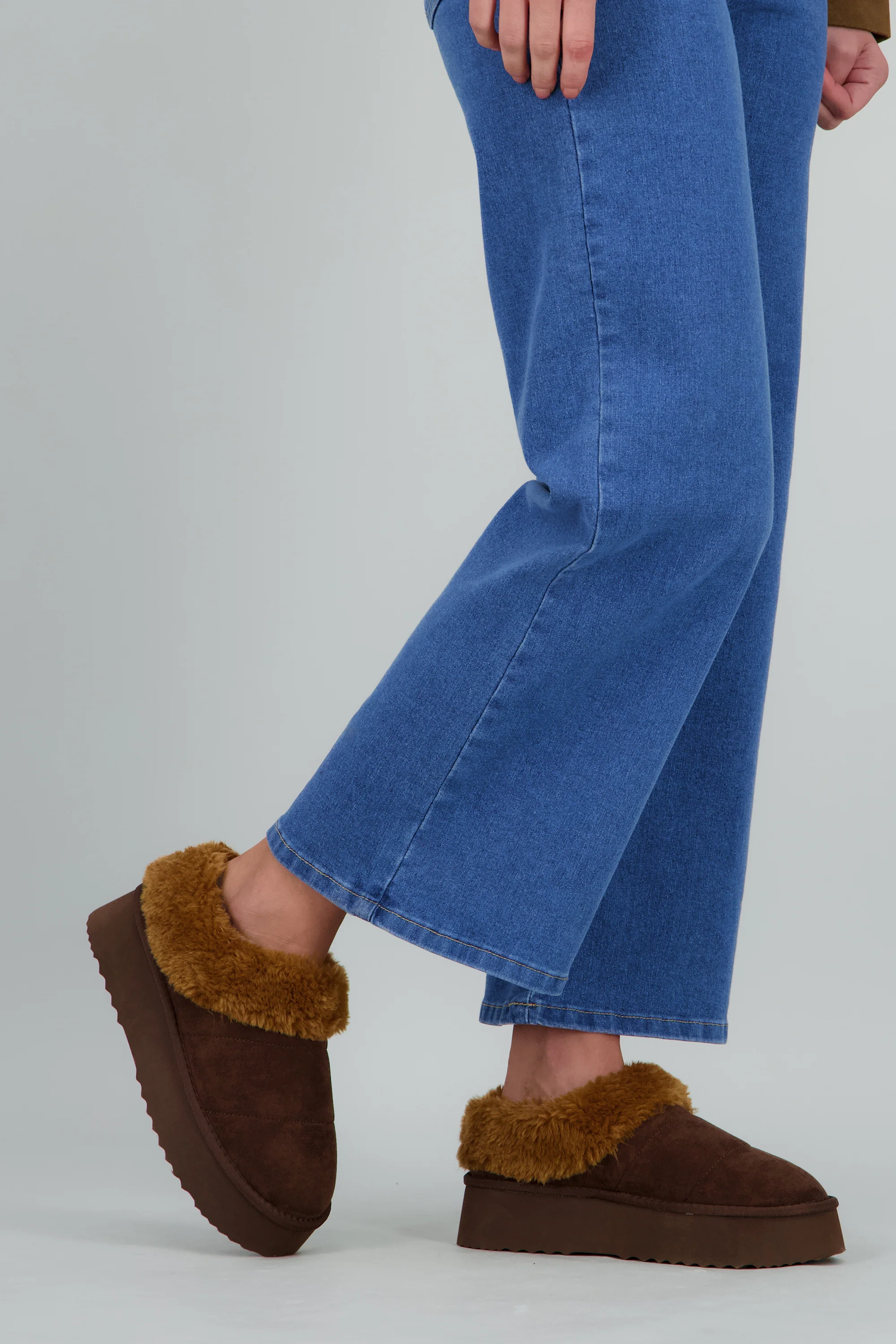 Pantufla mula peluda divicion - Image 6