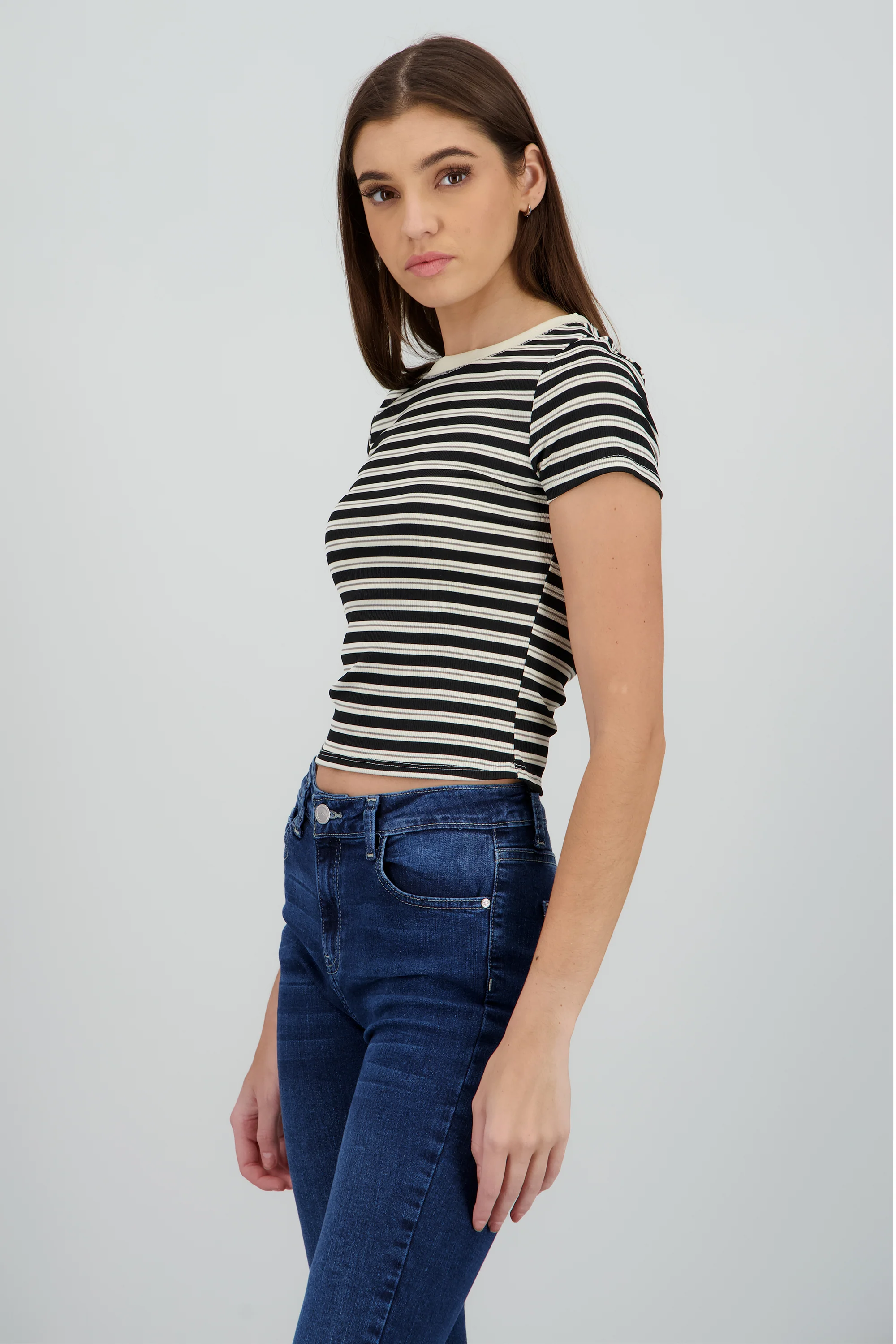 Playera cuello redondo lineas - Image 3