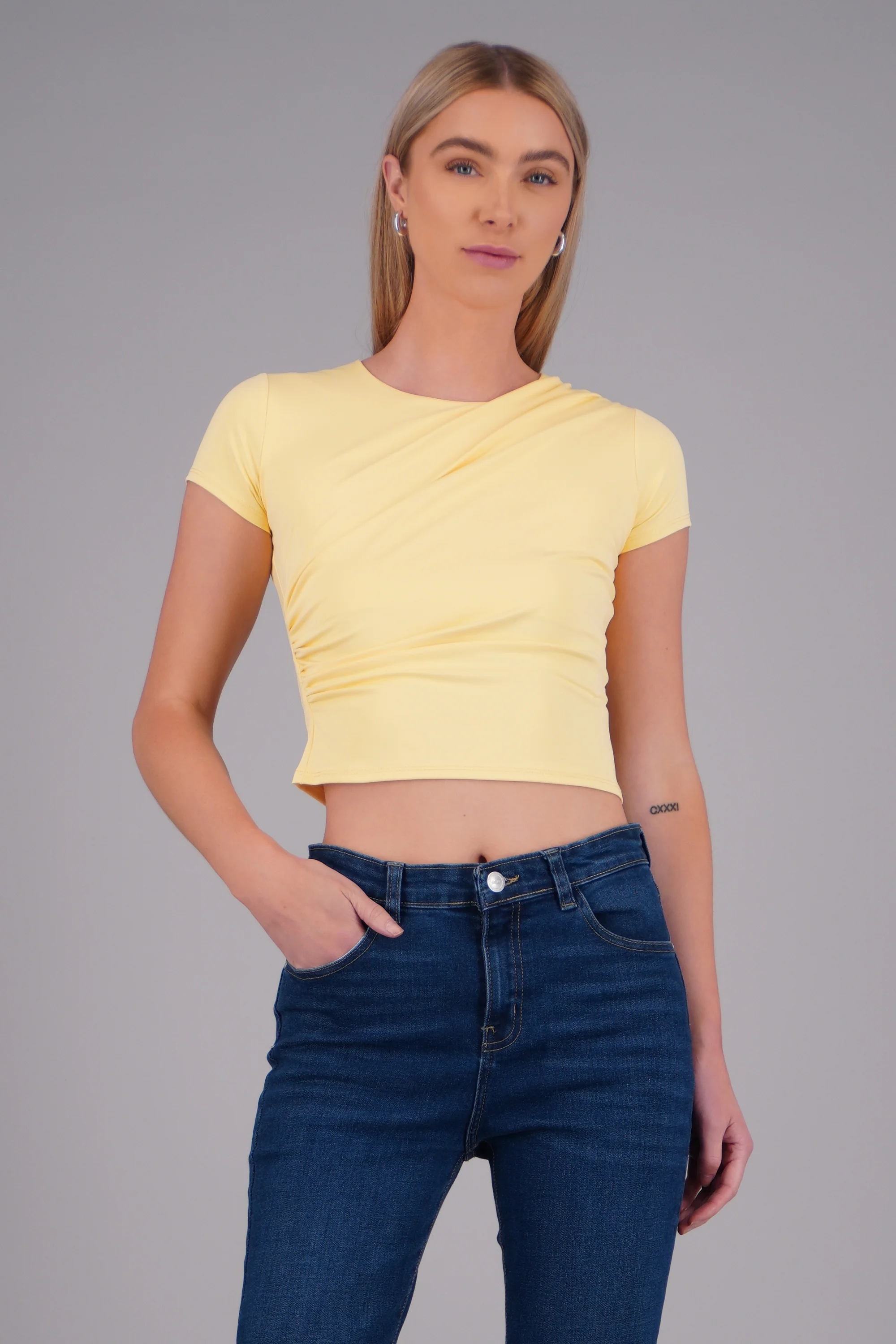 Playera manga corta con drapeado en hombro
