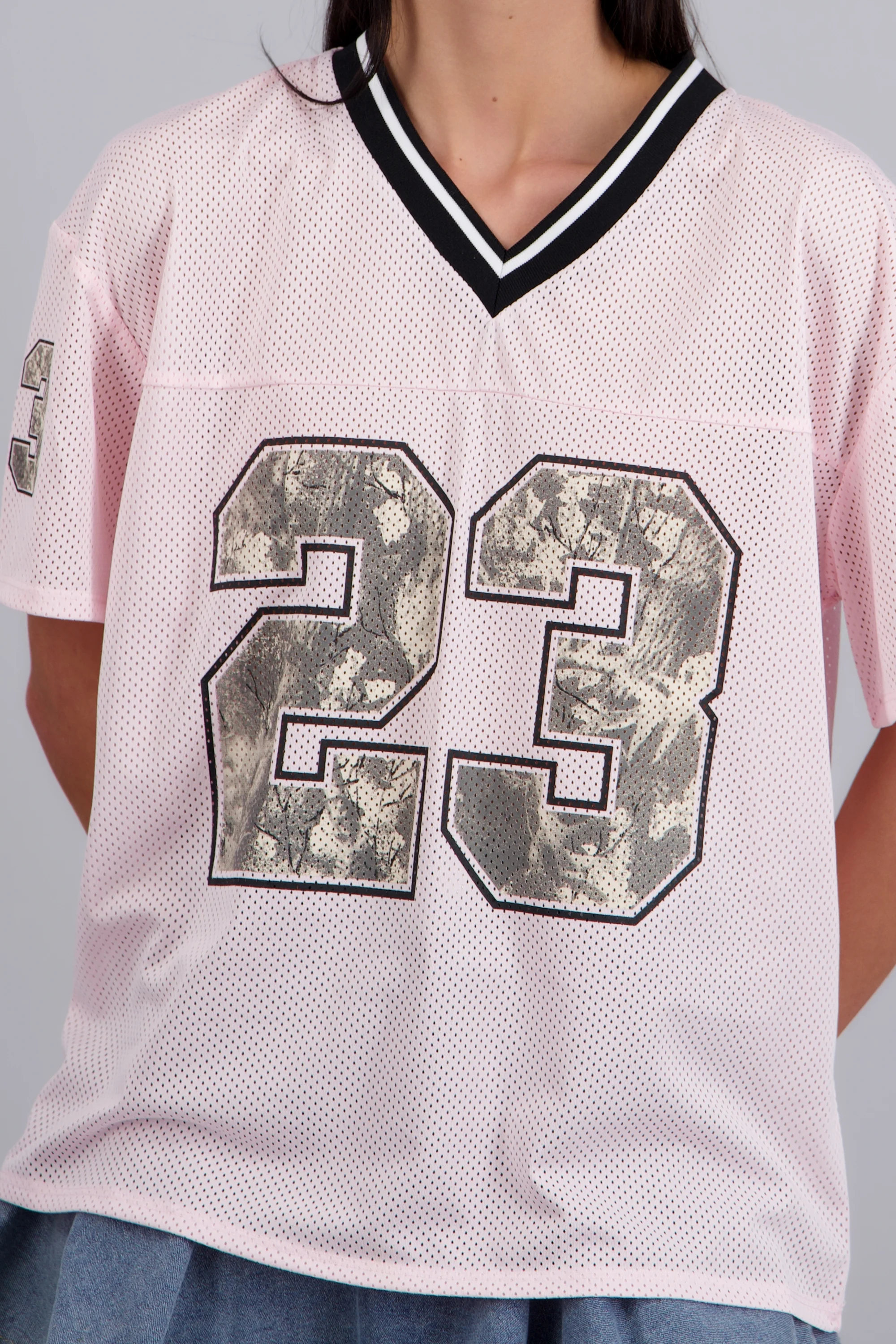 Playera tipo jersey numero camuflaje - Image 5