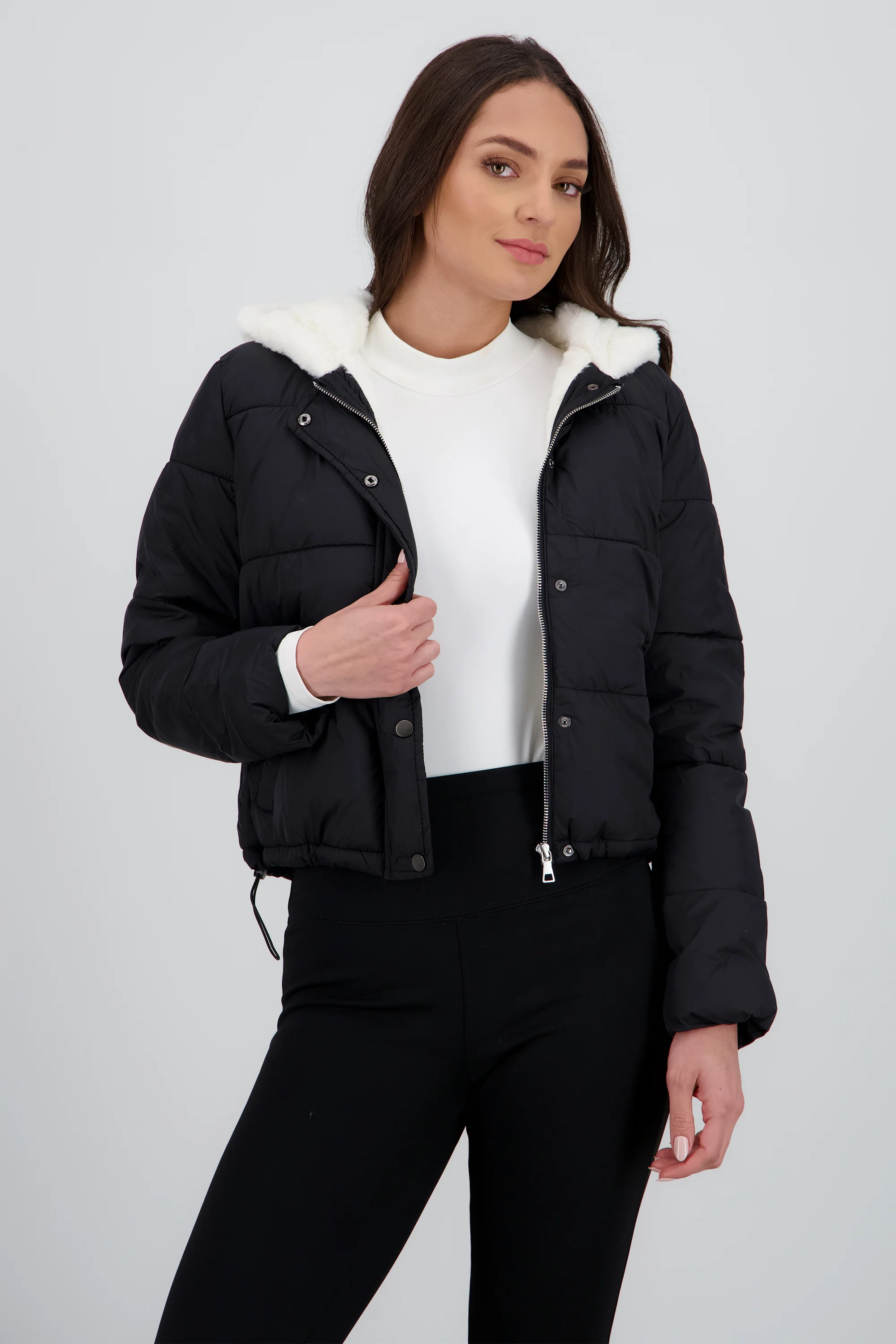Puffer jacket con gorro peluche