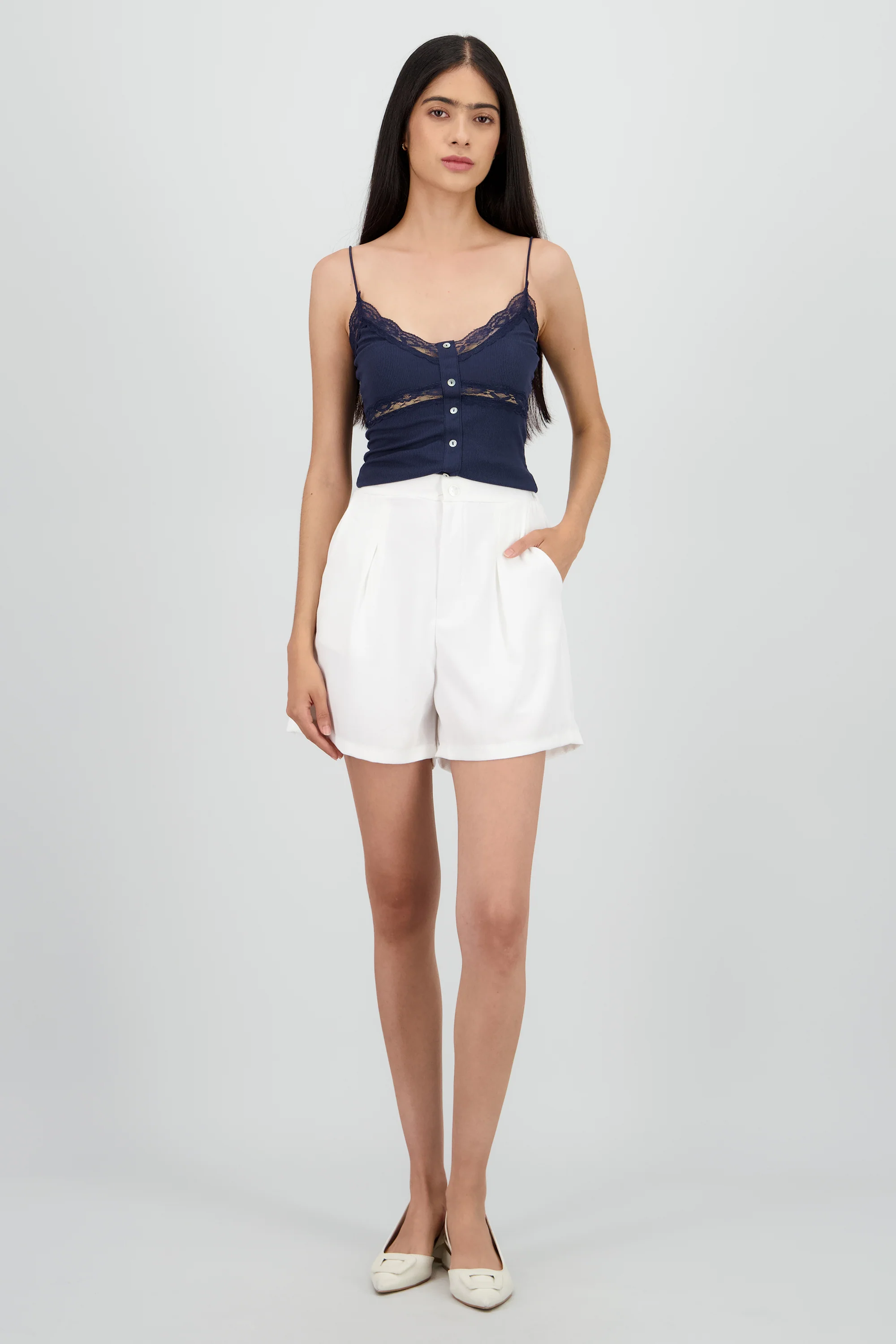 Short amplio detalle pinzas