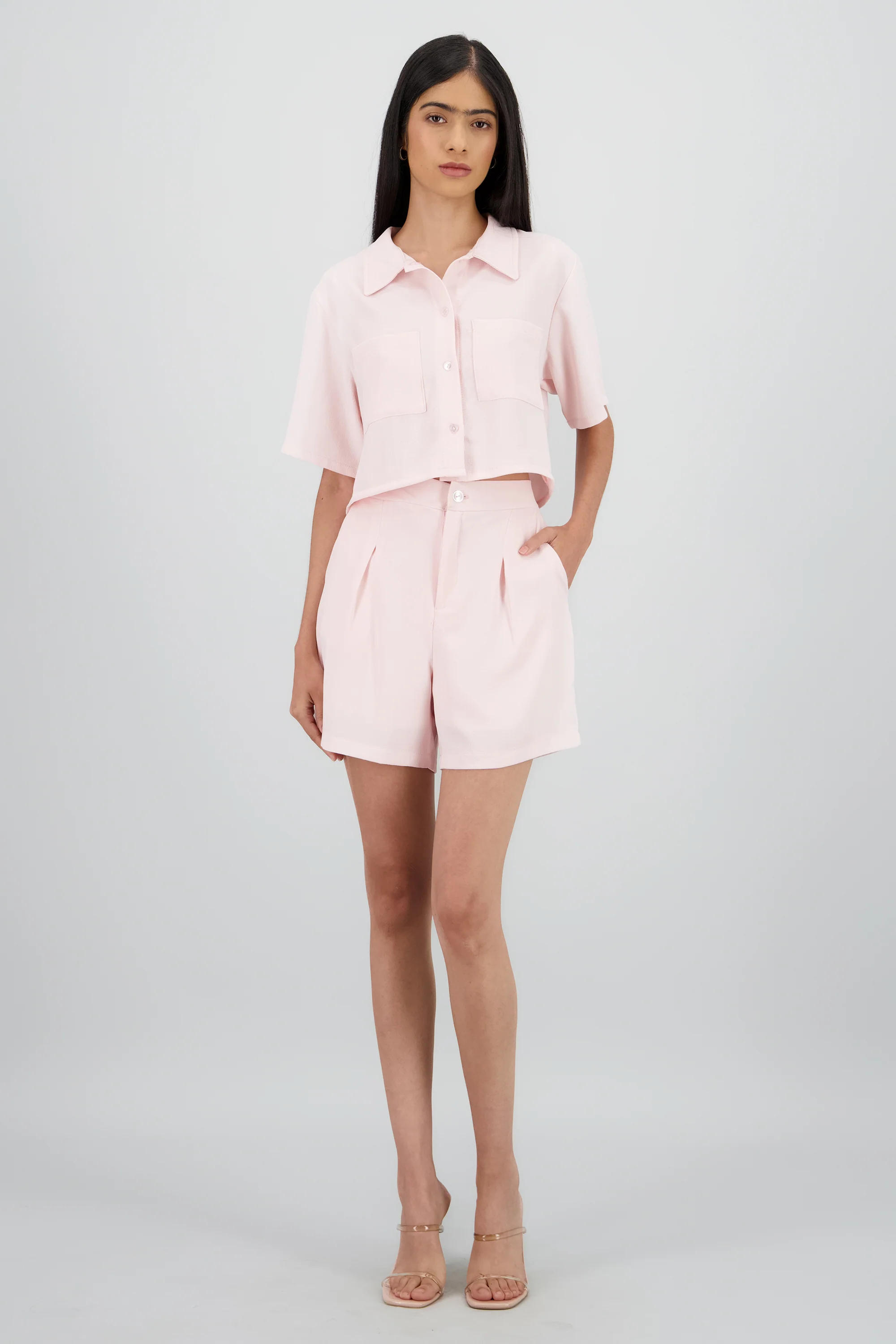 Short amplio detalle pinzas