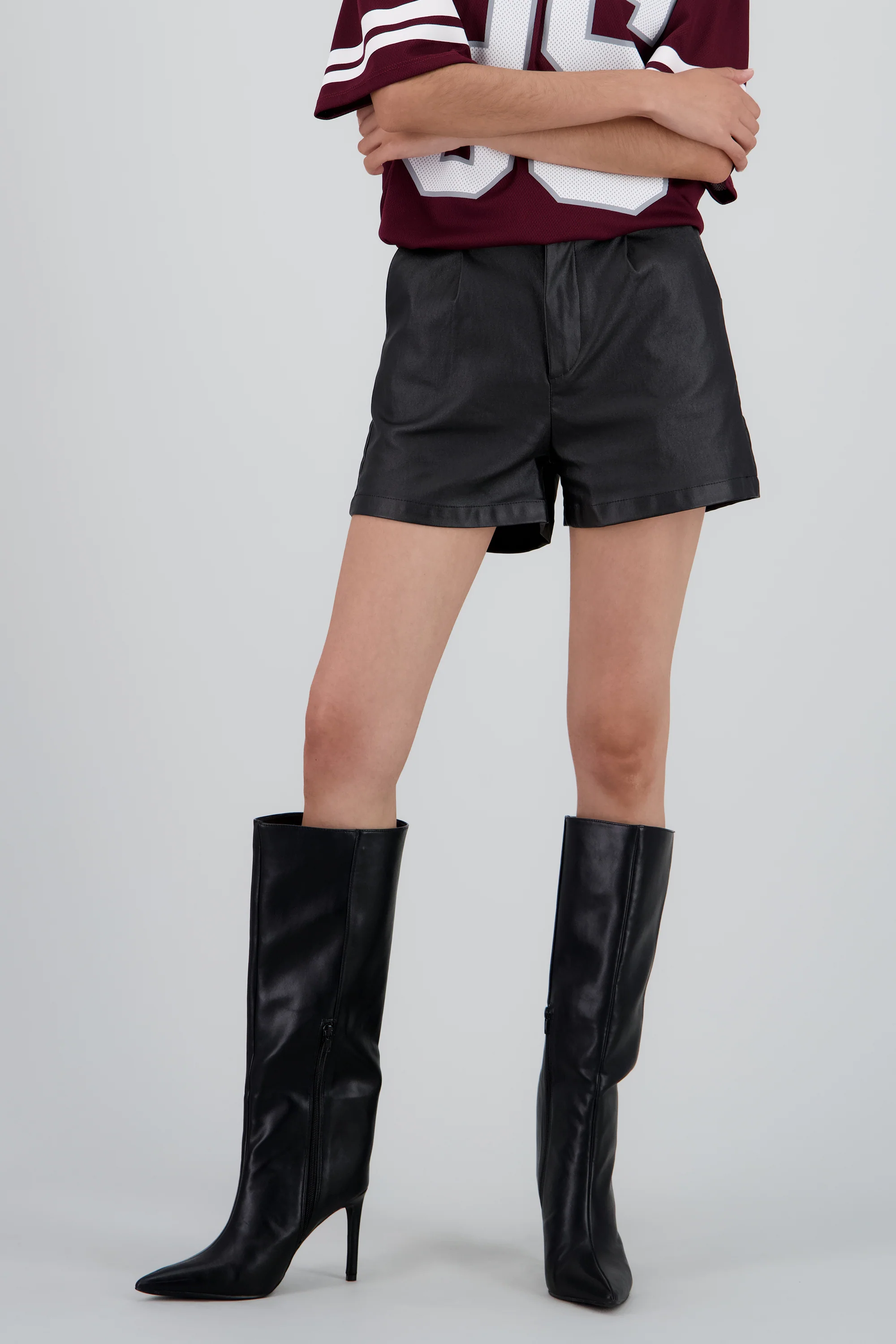Short de pu con pinzas - Image 2