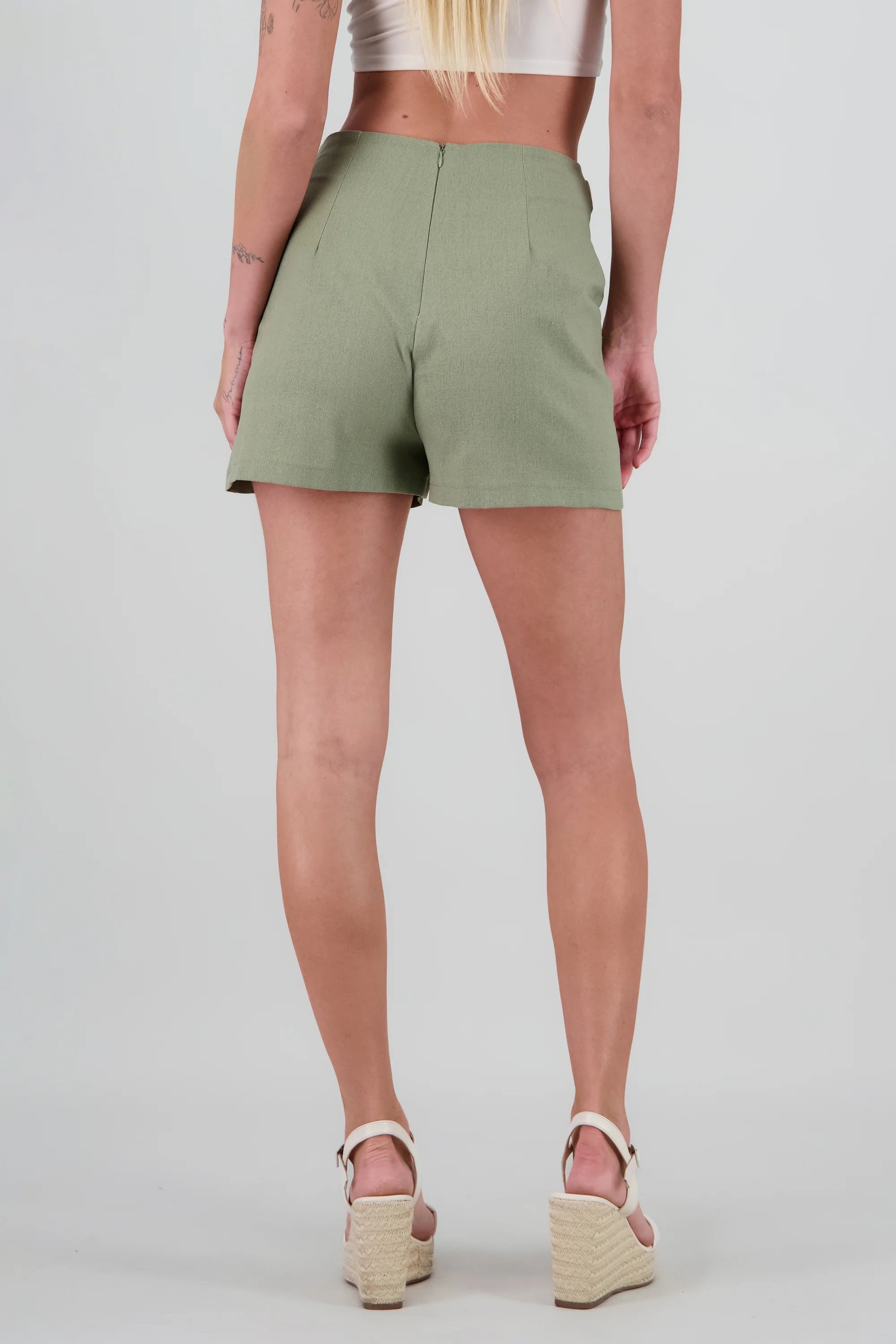 Short detalle hebillas laterales - Image 4