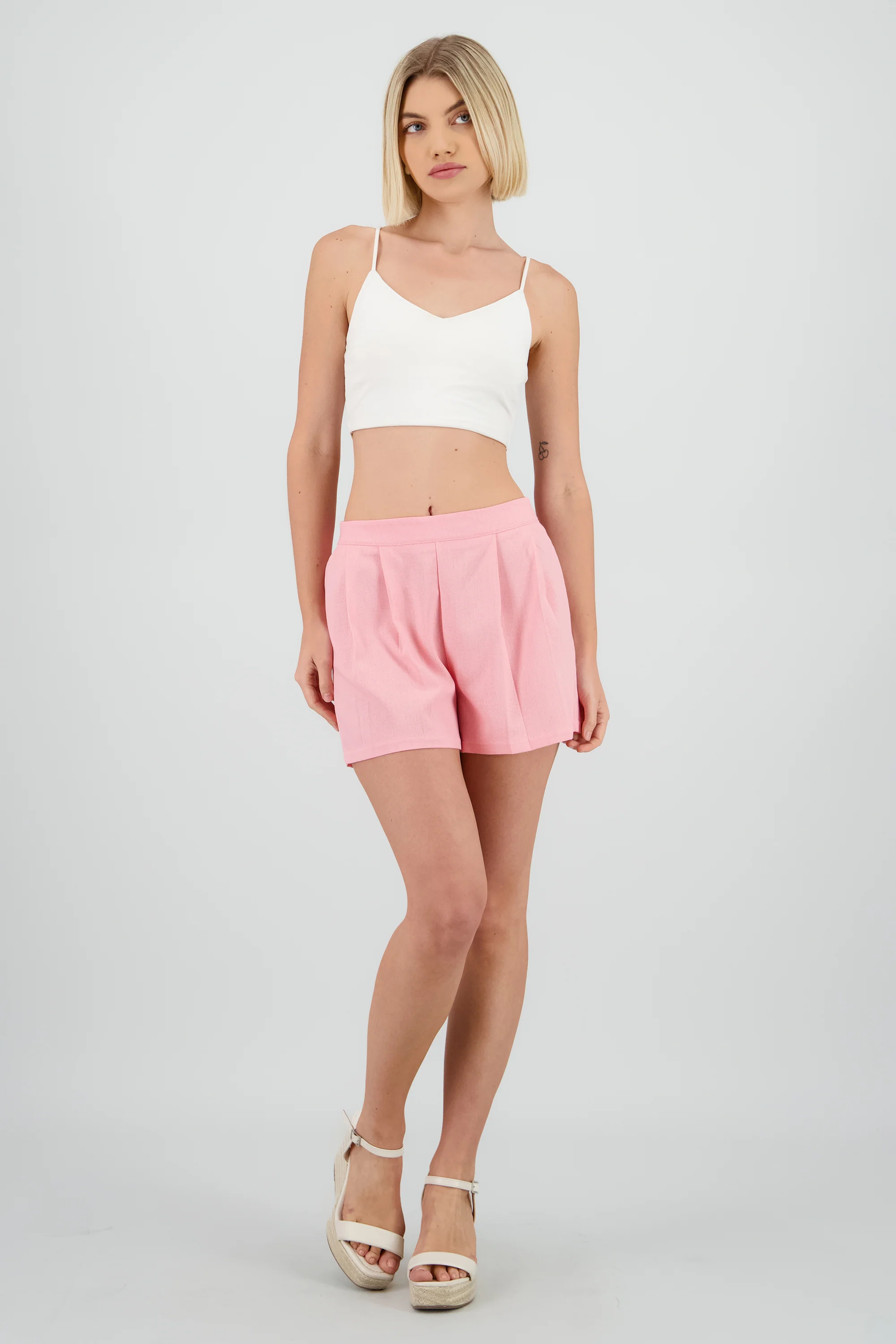 Short detalle pinzas lino