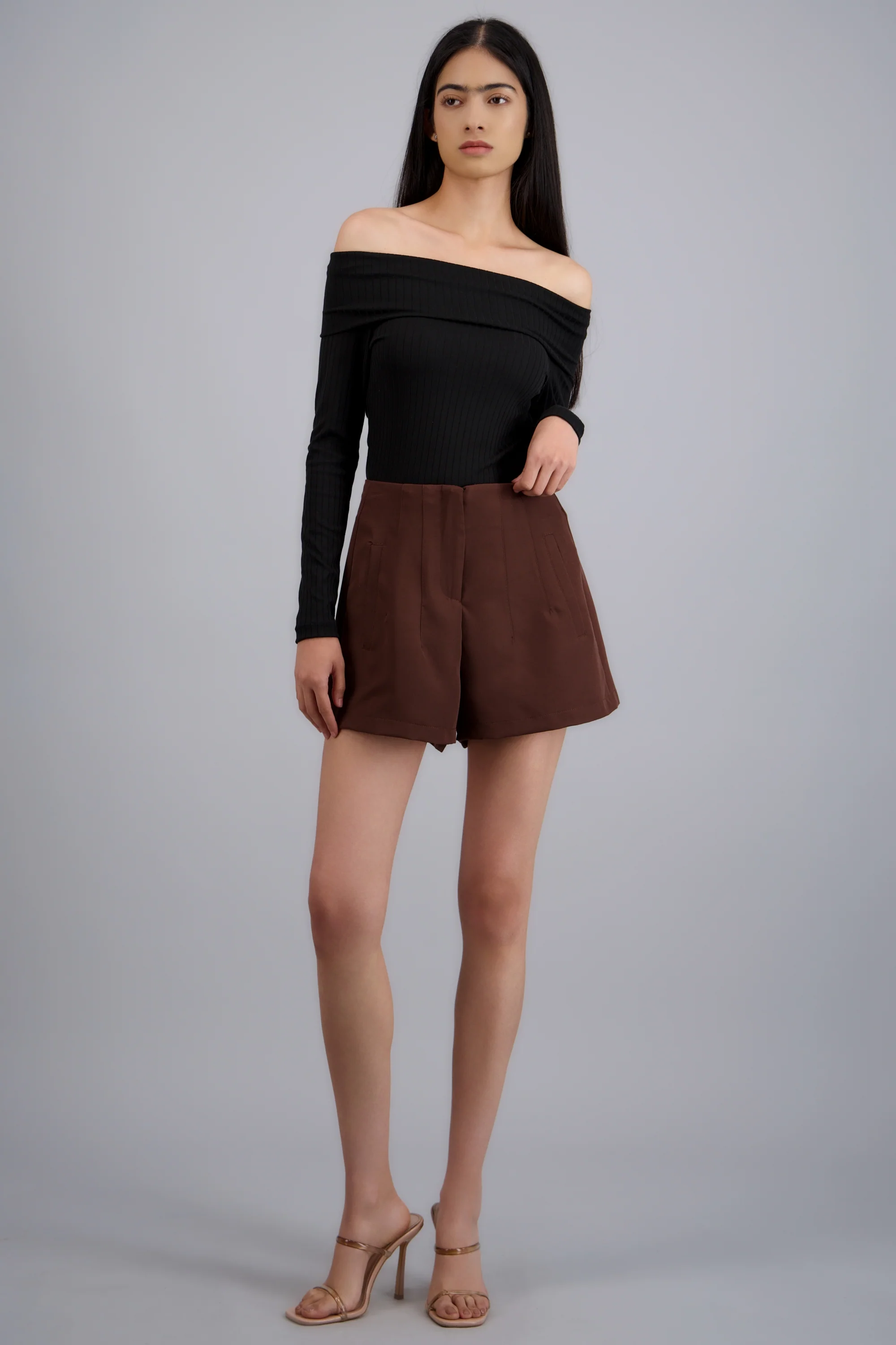 Short liso detalle pinzas