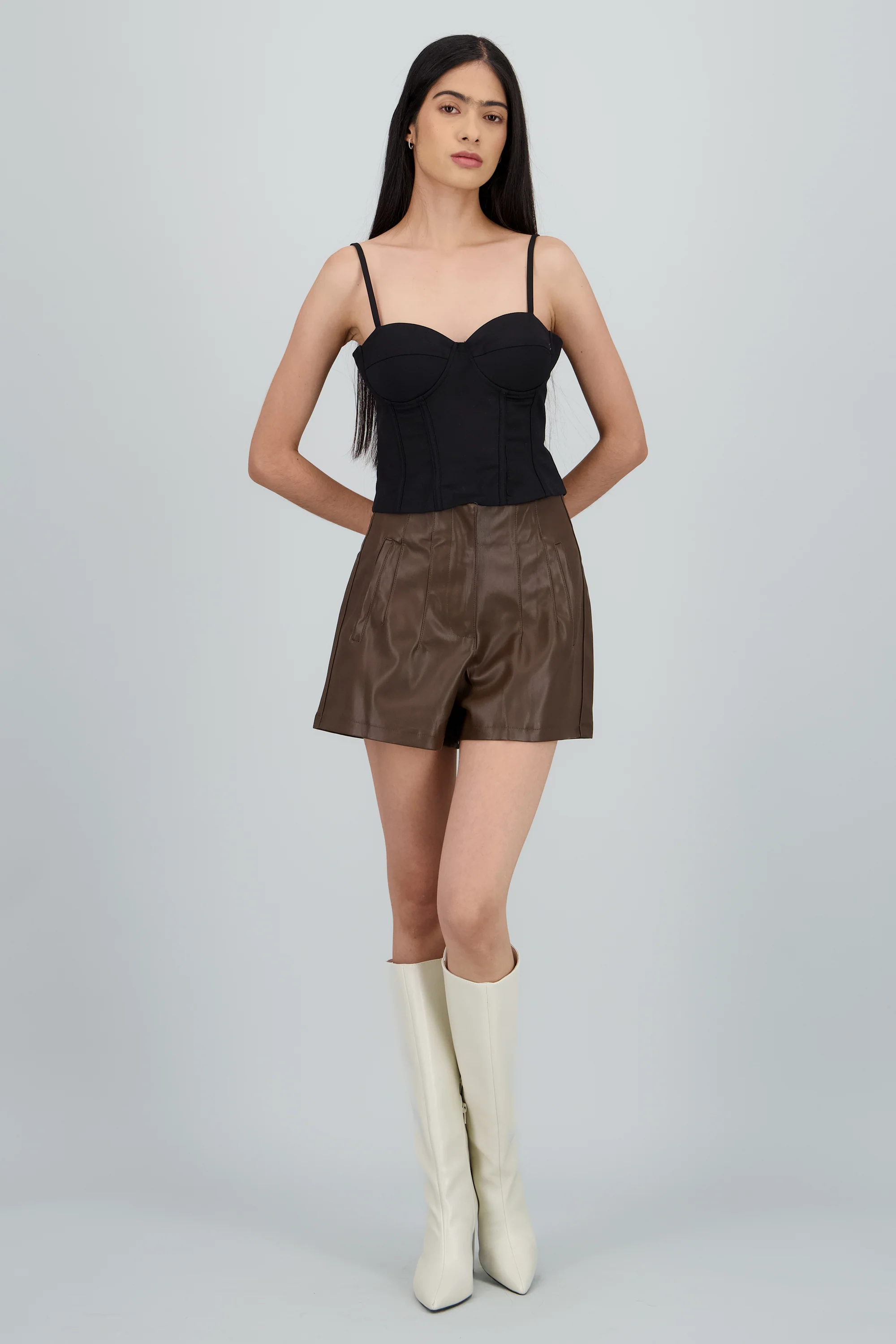 Short mini pu detalle pinzas