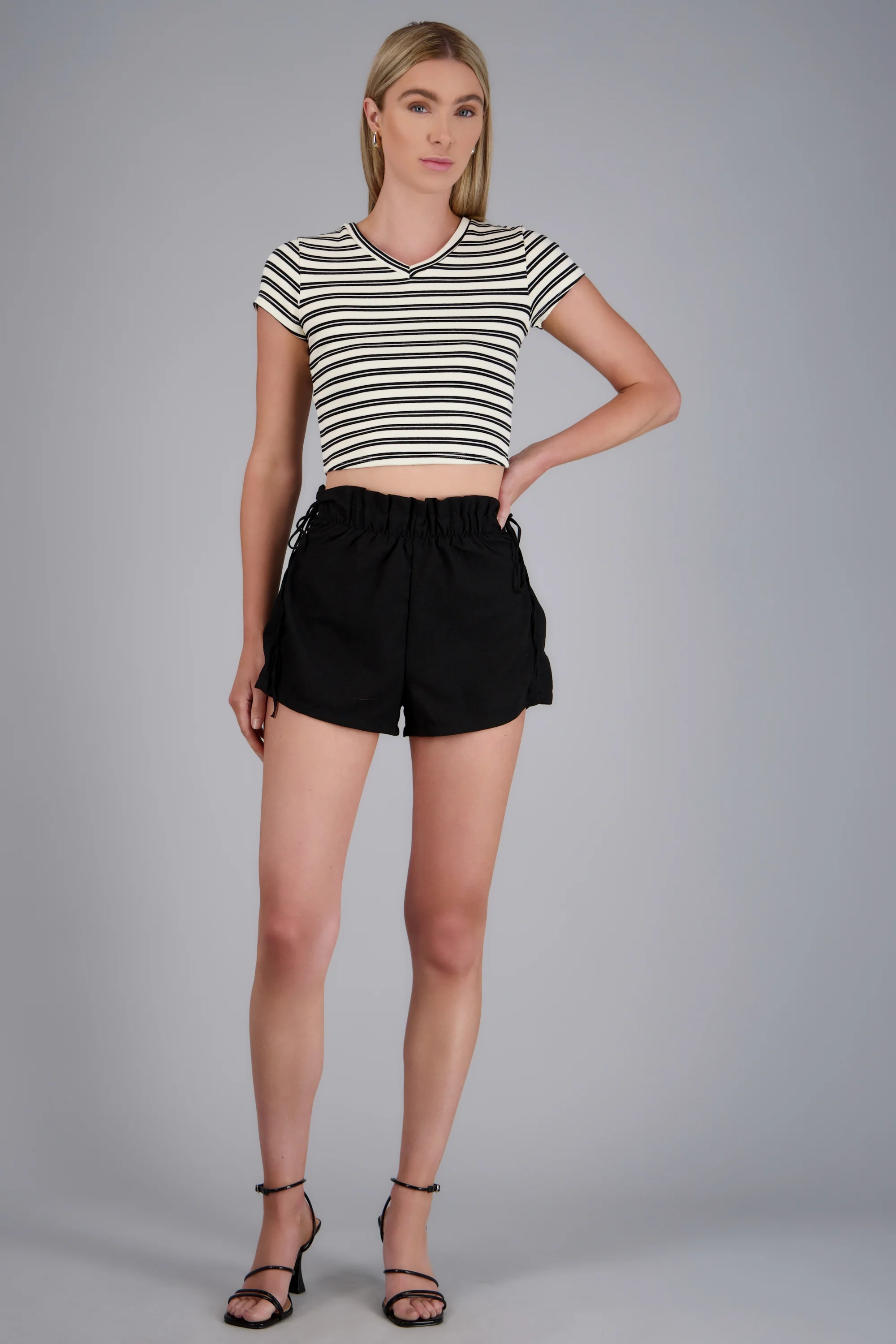 Shorts con detalle tiras costado