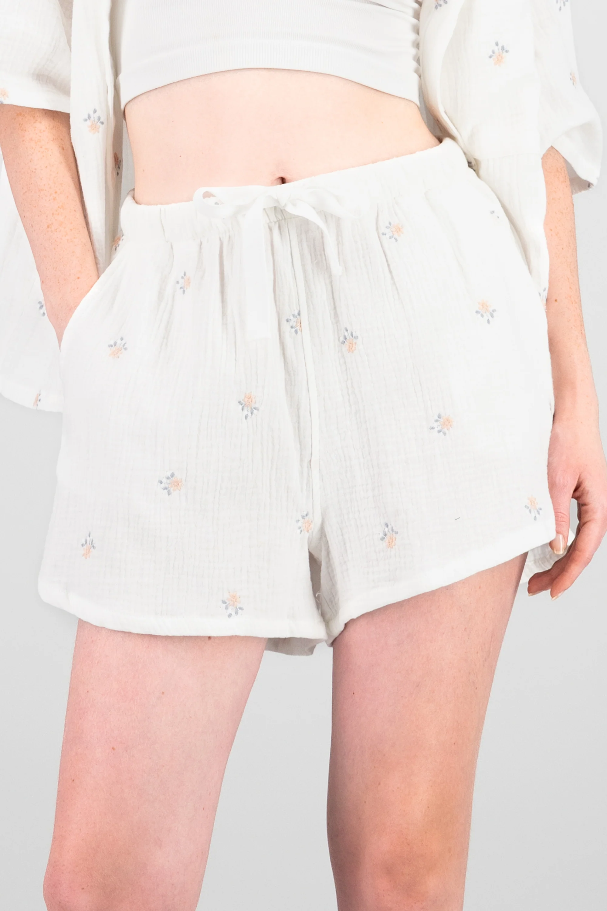 Shorts lisos con mini flores bordadas - Image 5