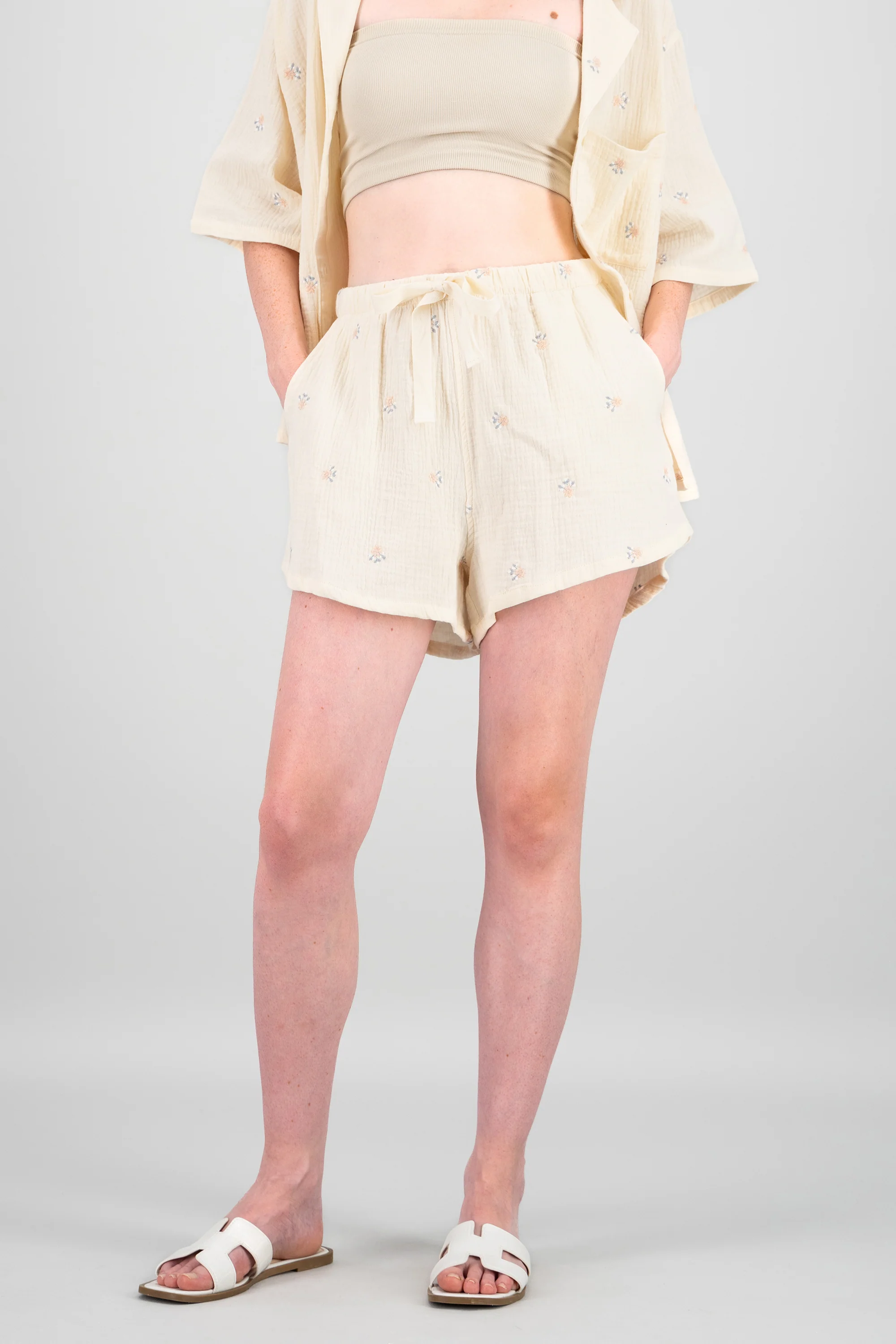 Shorts lisos con mini flores bordadas - Image 2