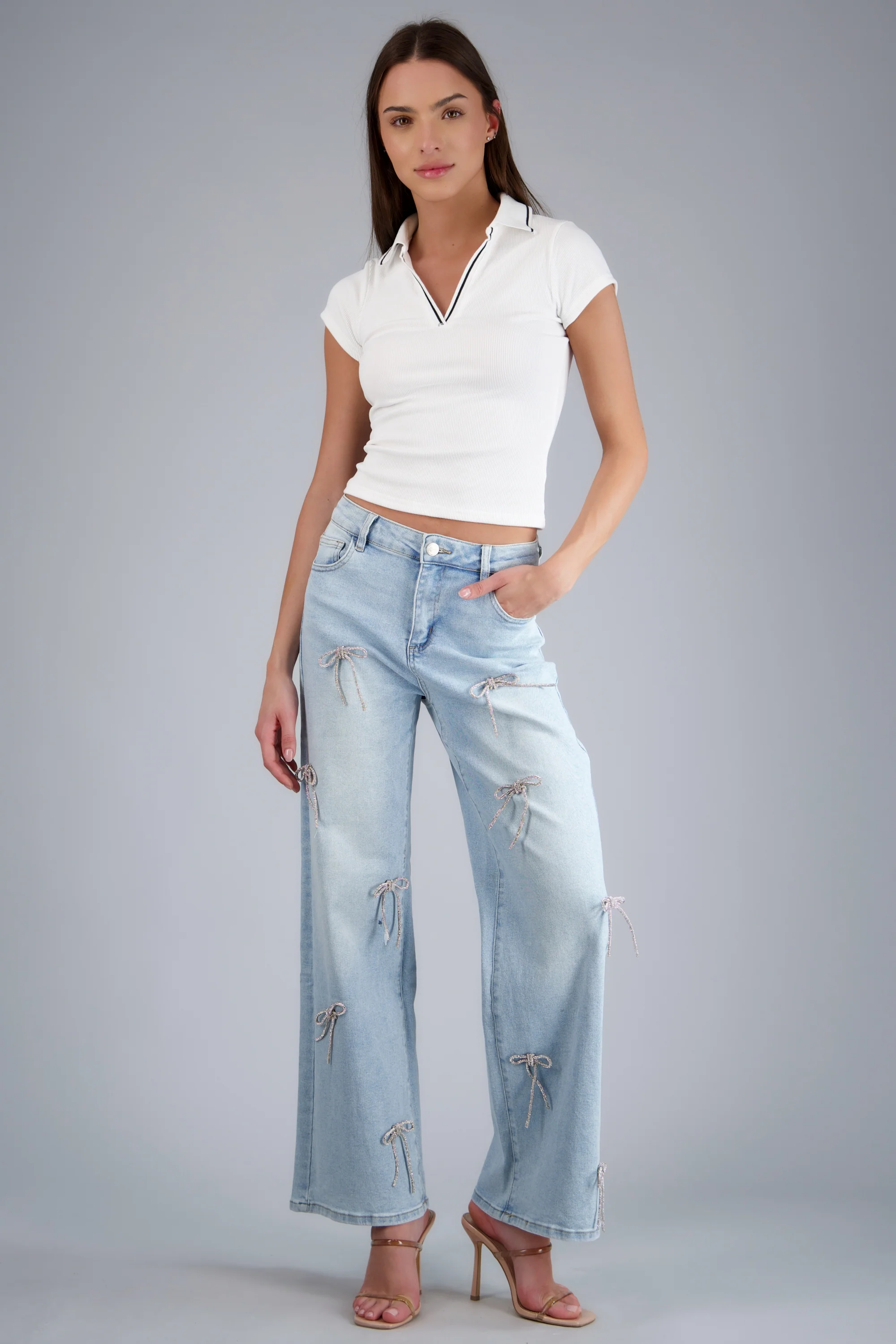 Straight jeans con moños brillantes