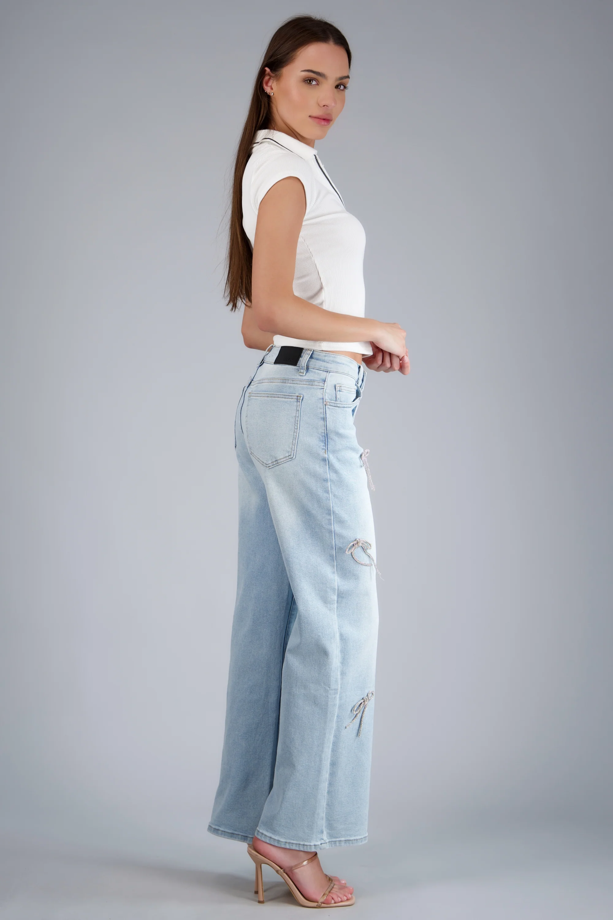 Straight jeans con moños brillantes - Image 4