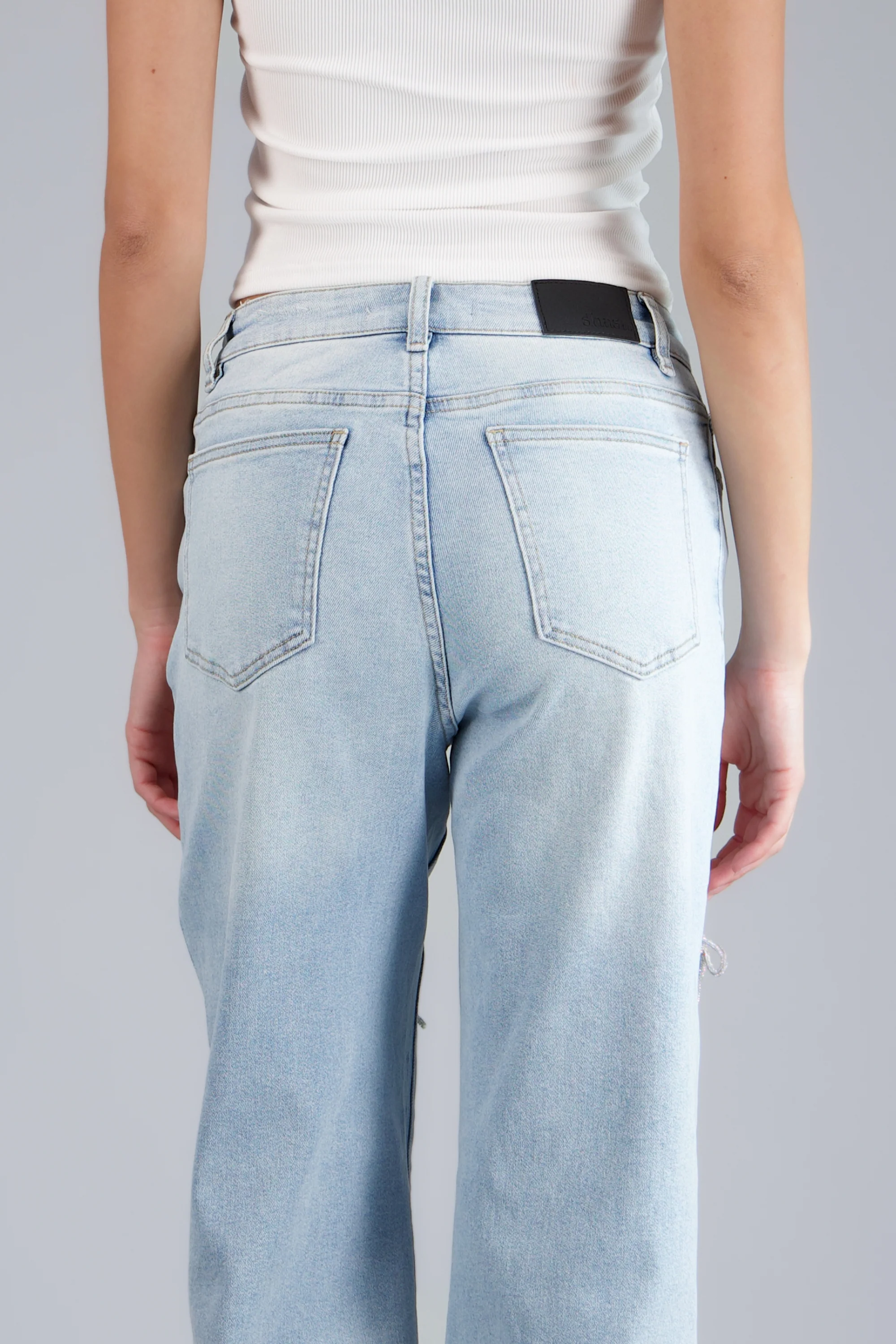 Straight jeans con moños brillantes - Image 5