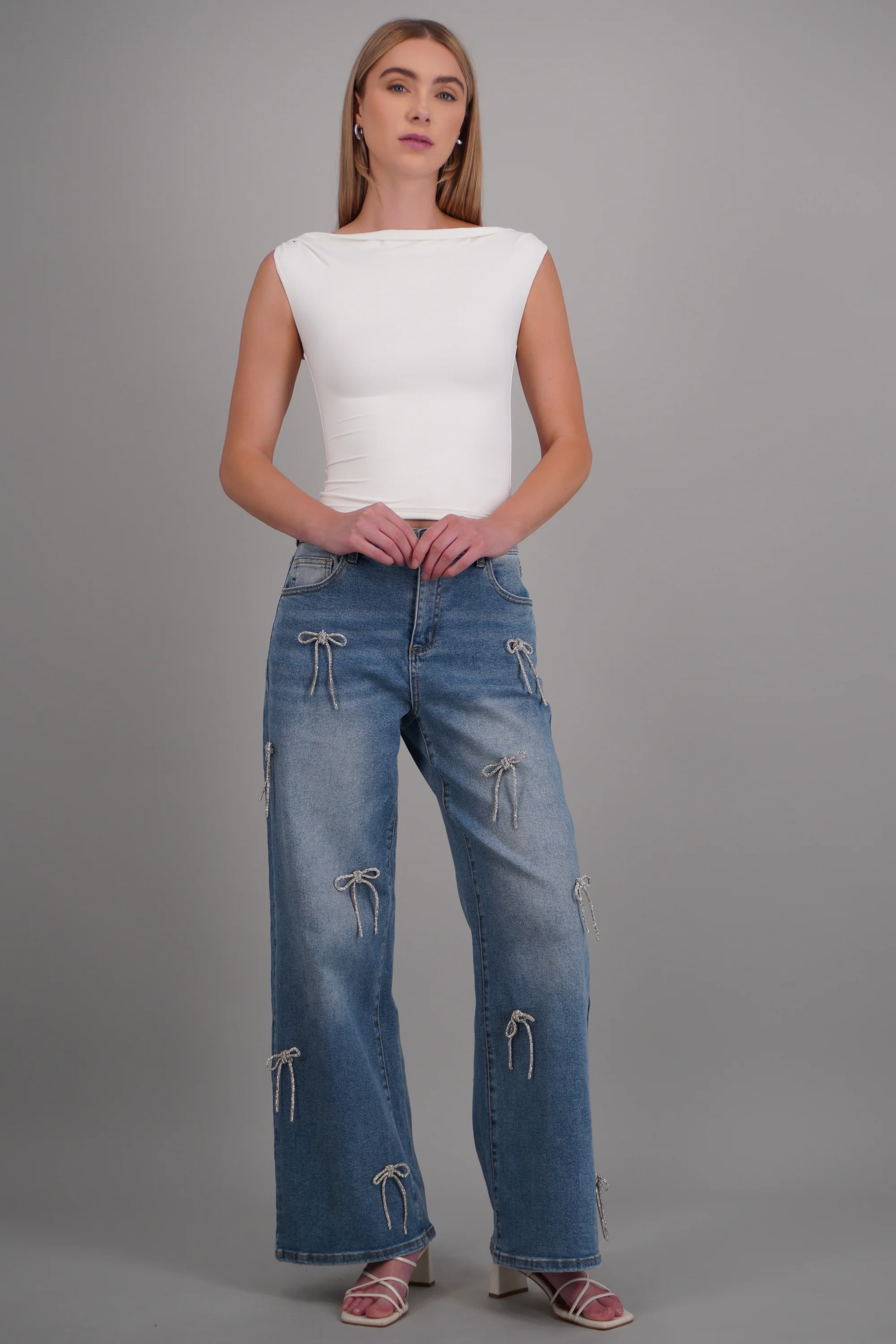 Straight jeans con moños brillantes - Image 3