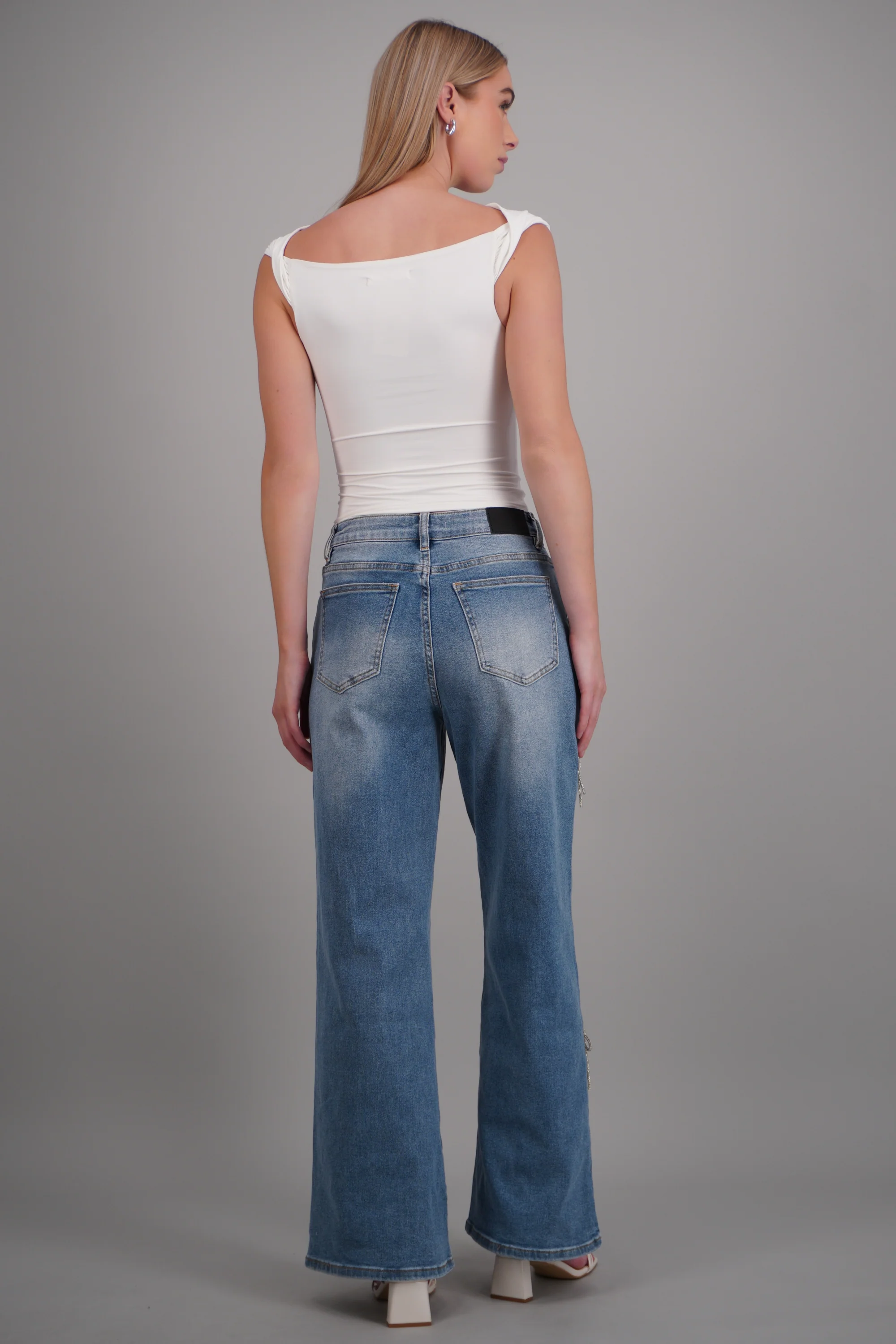 Straight jeans con moños brillantes - Image 4