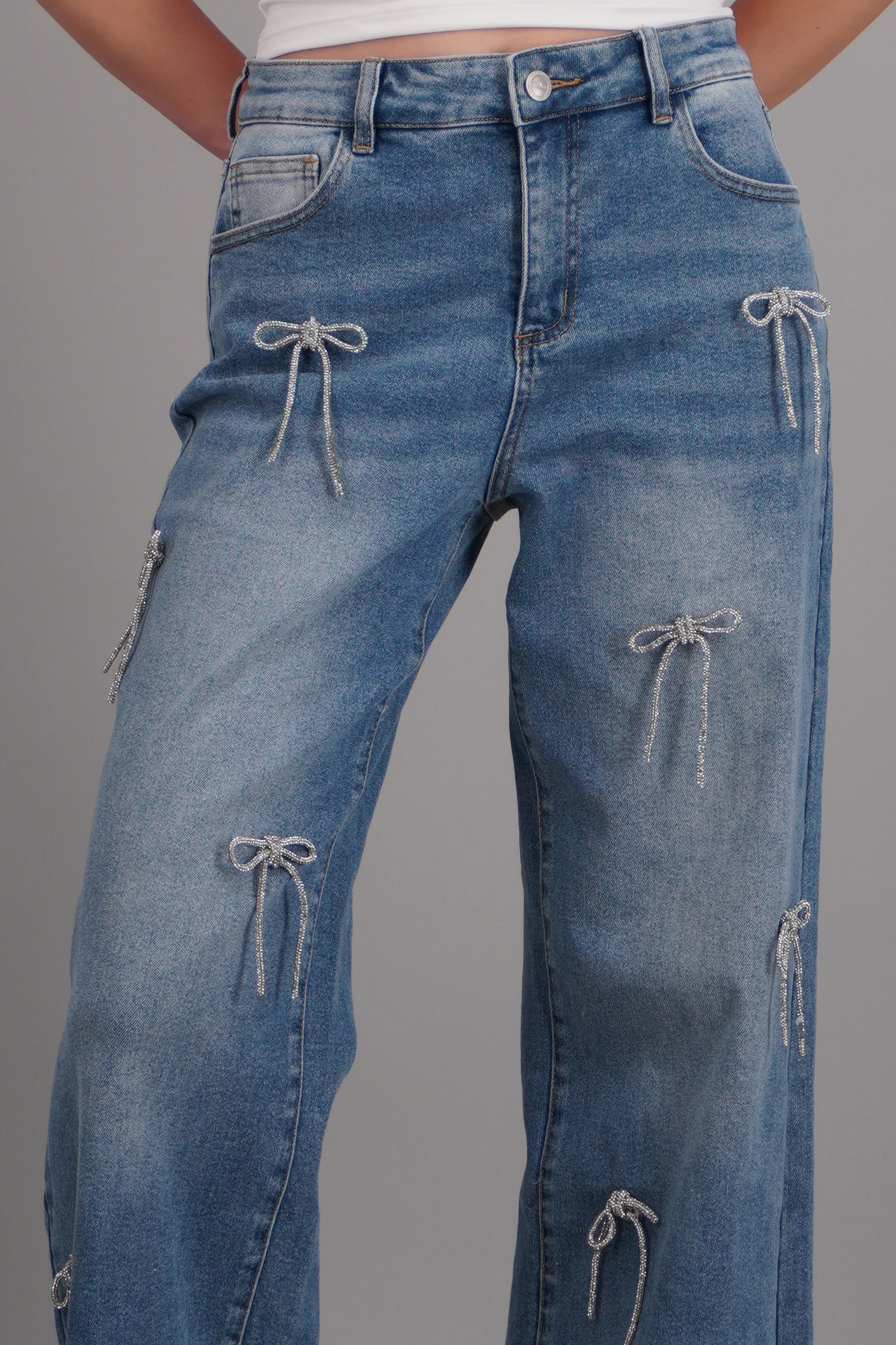 Straight jeans con moños brillantes - Image 5
