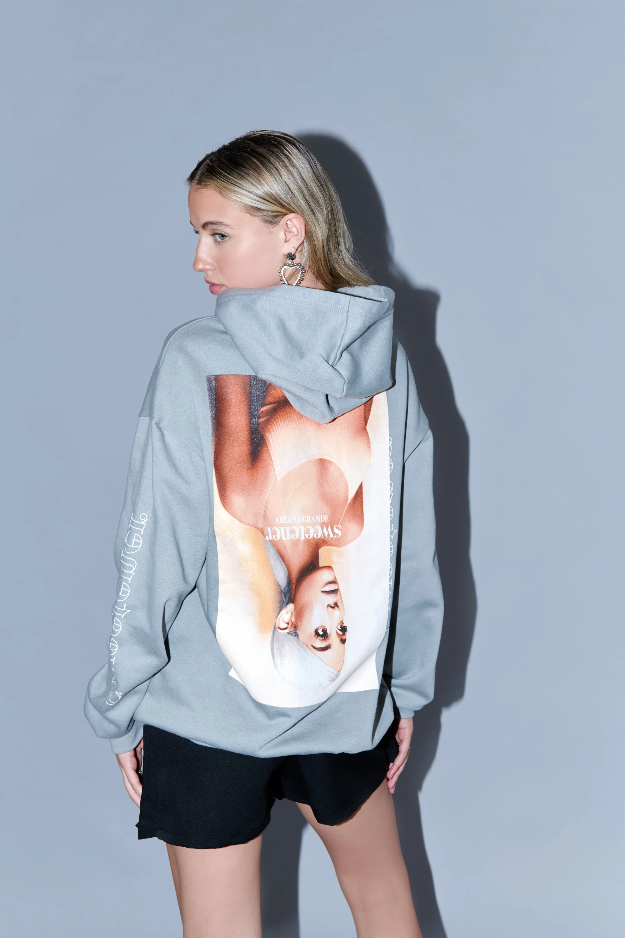 Sudadera Ariana Grande estampado frente espalda