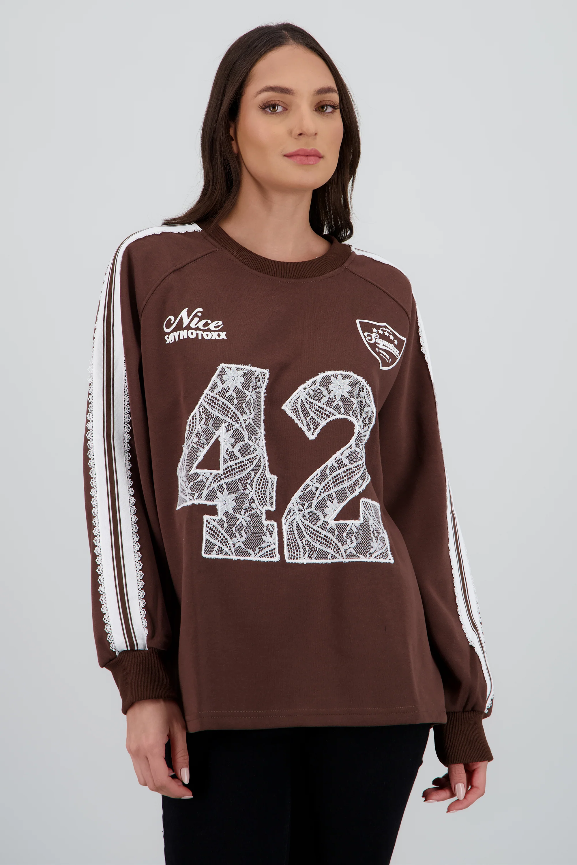 Sudadera numero encaje contrastes