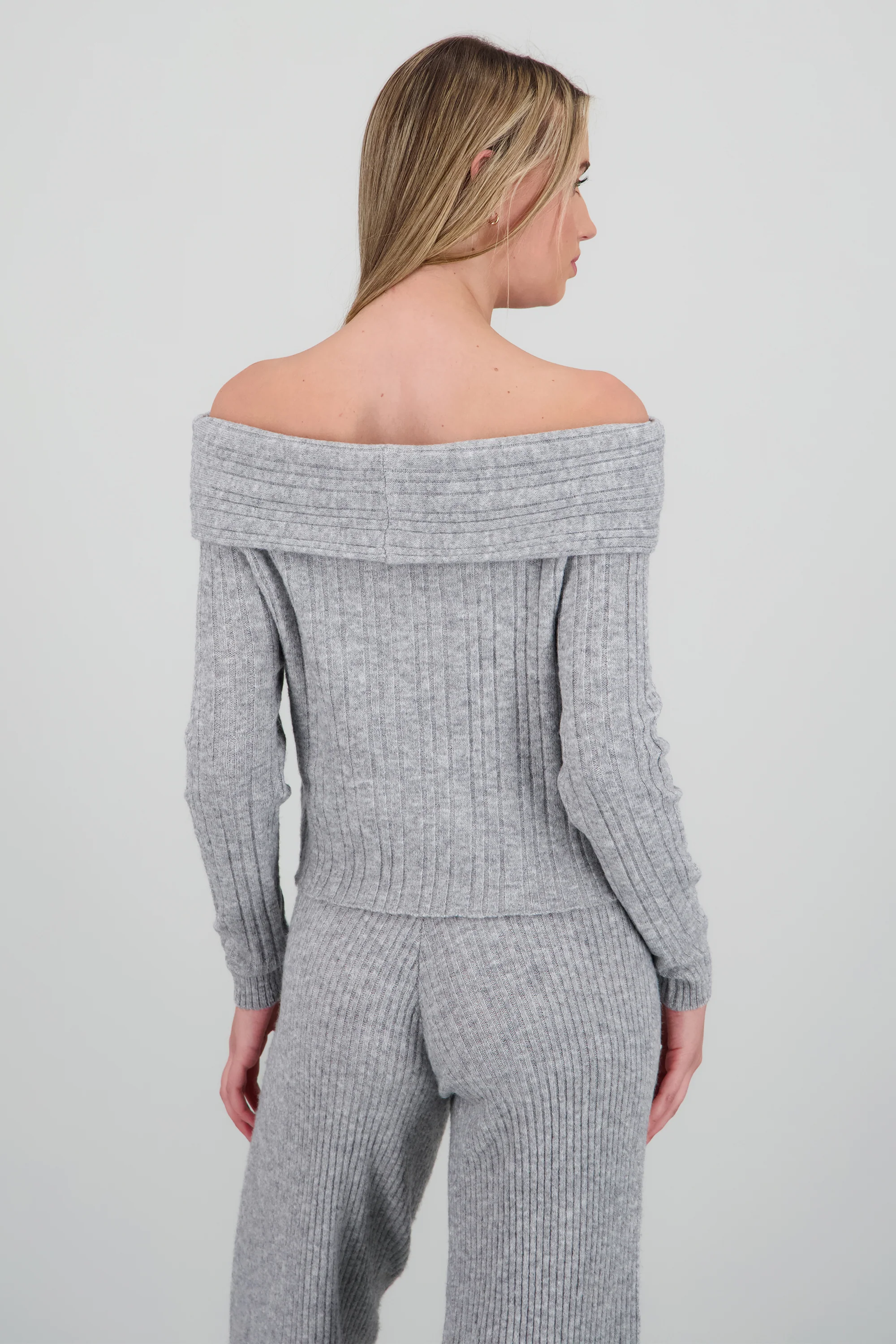 Sueter hombros descubiertos confort fit - Image 4