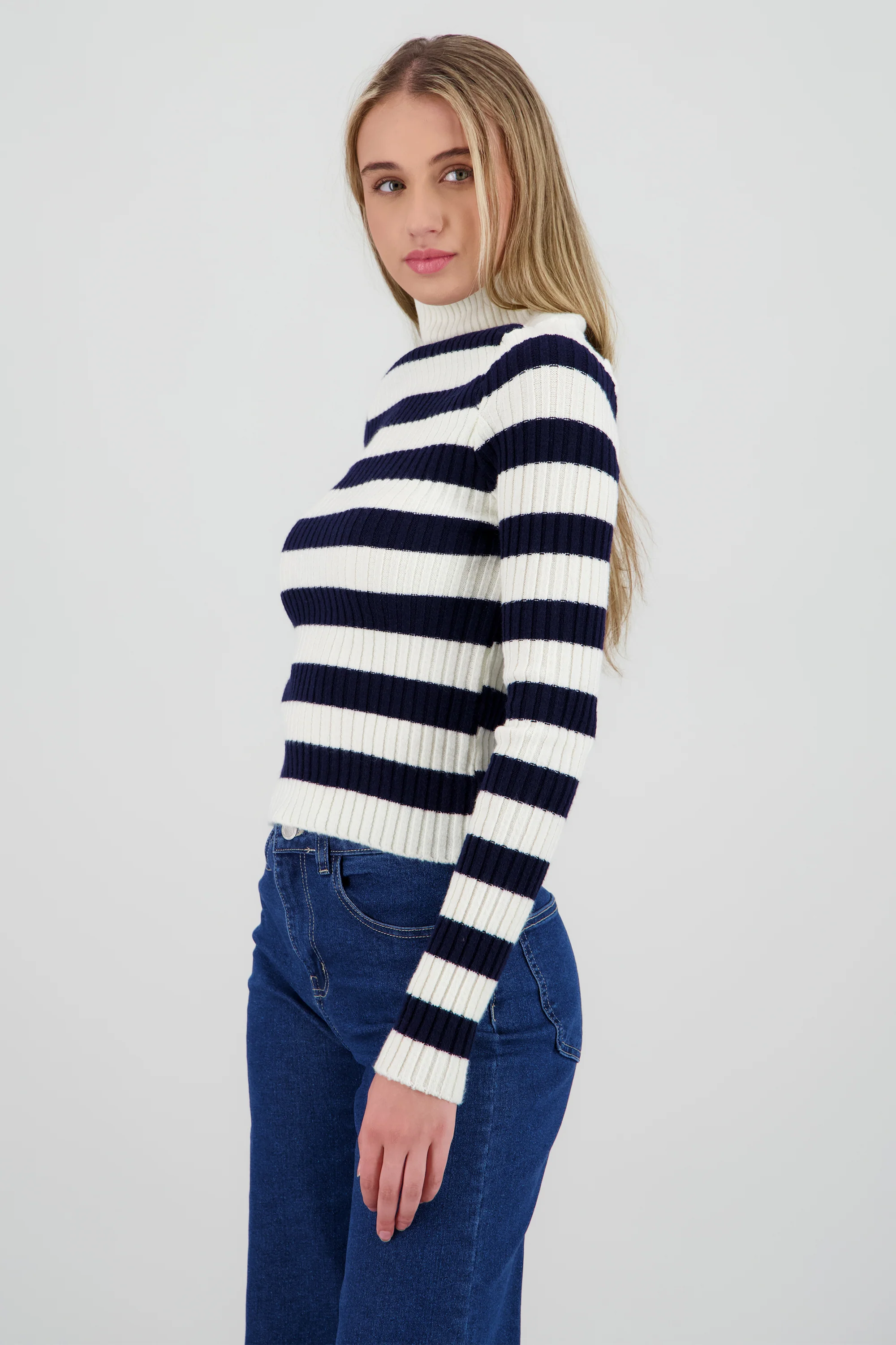 Sueter tejido cuello alto rayas - Image 3