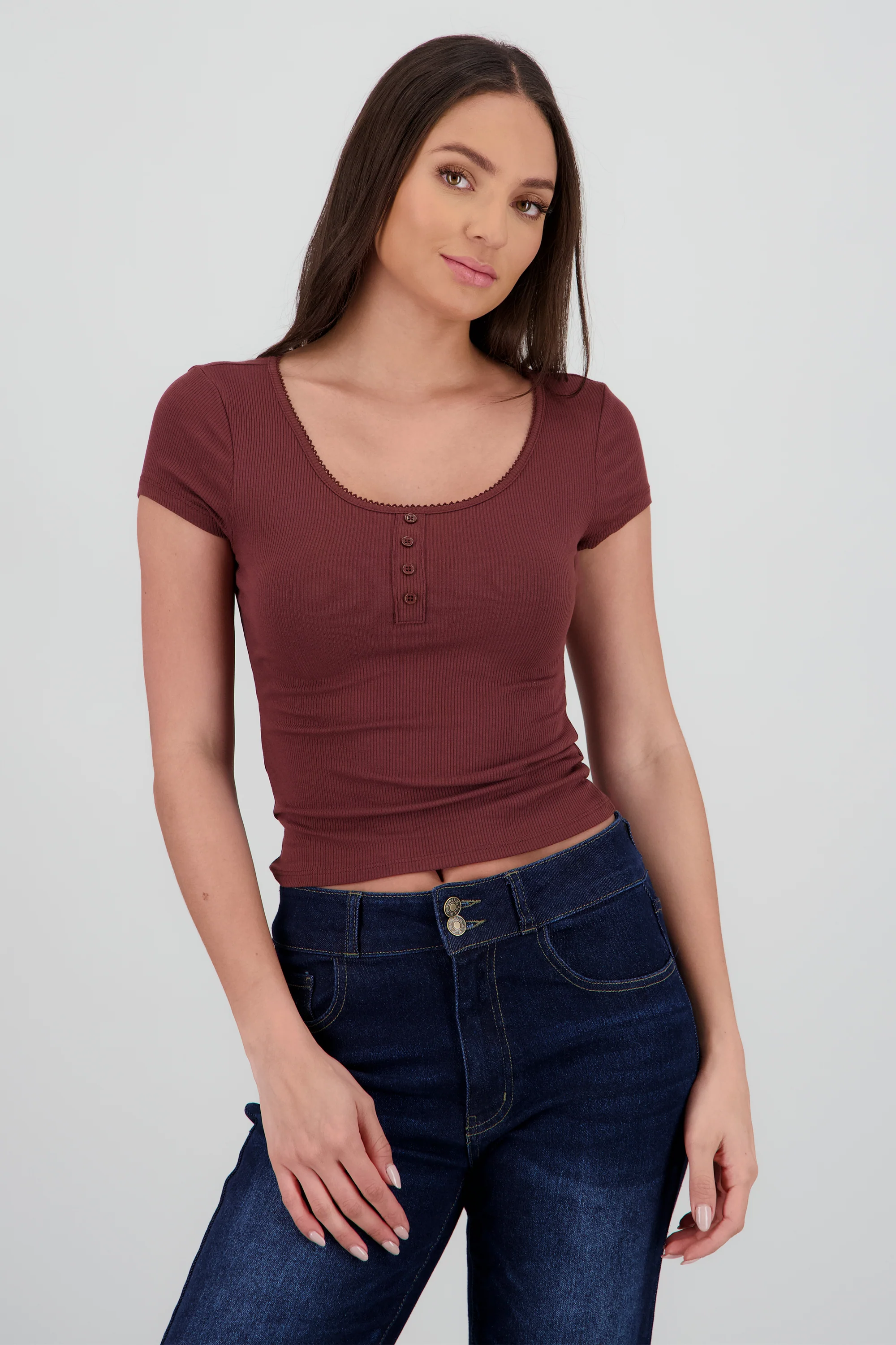 T-shirt basica detalle botonadura