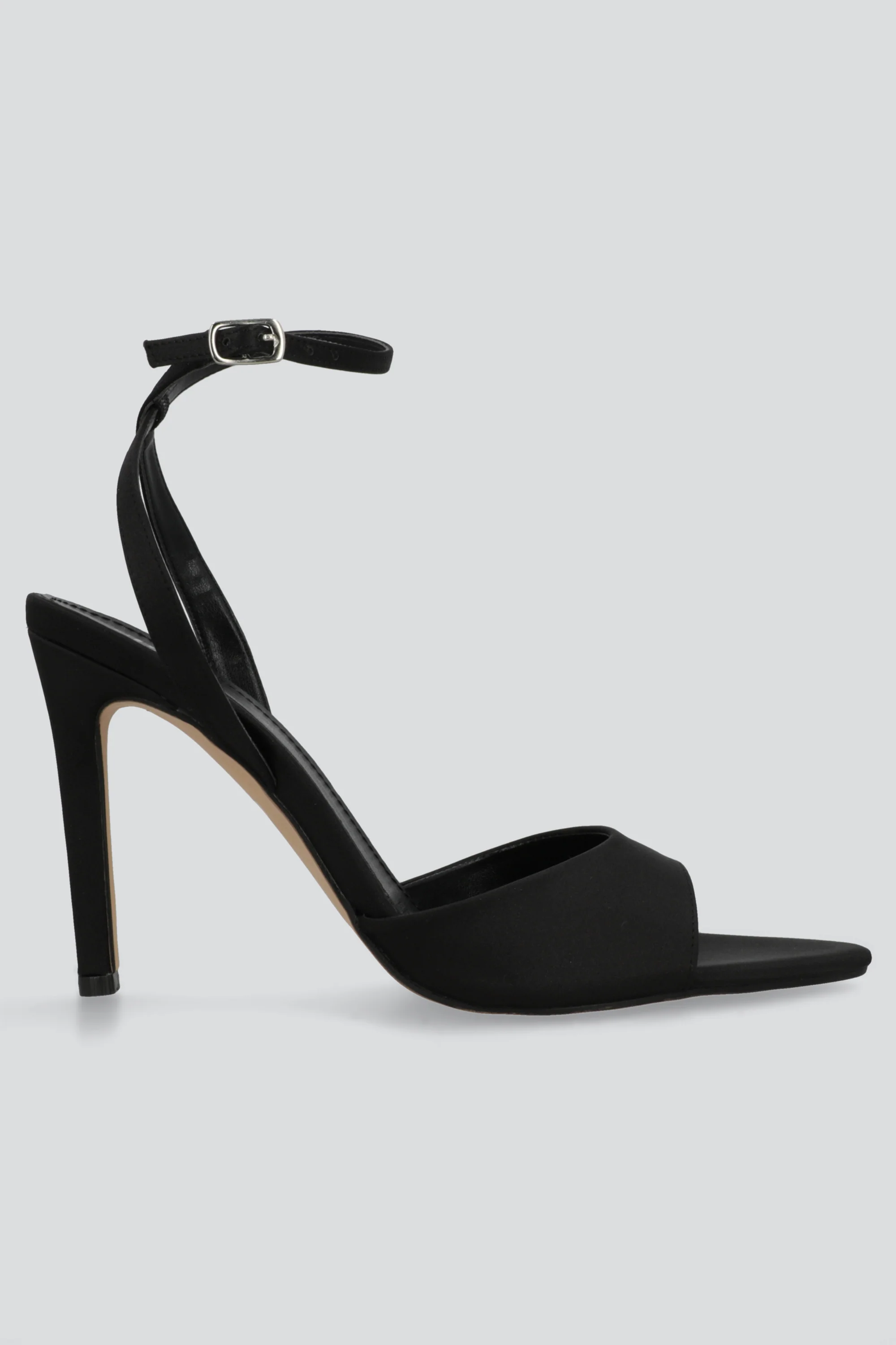 Tacon alto pointy peep toe satin