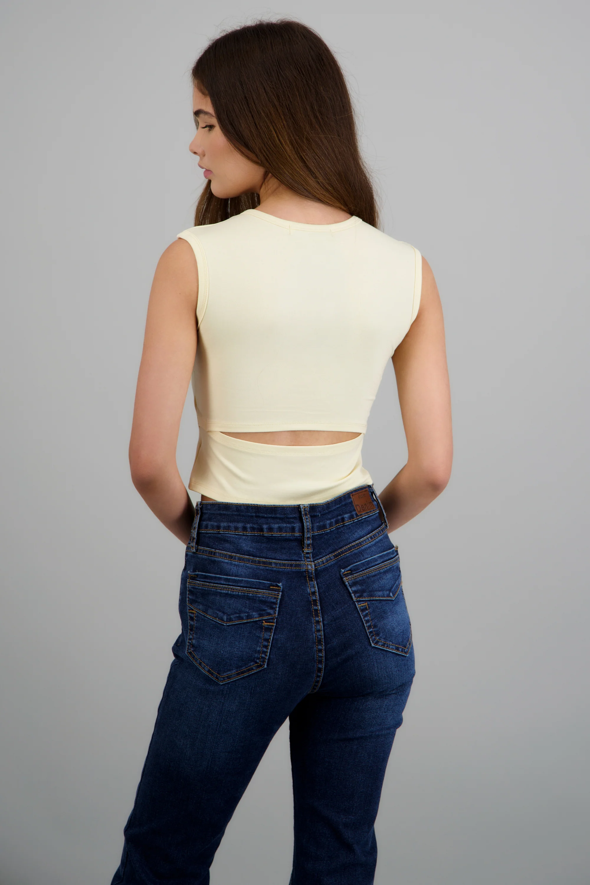 Tank top cuello redondo detalle copas - Image 4