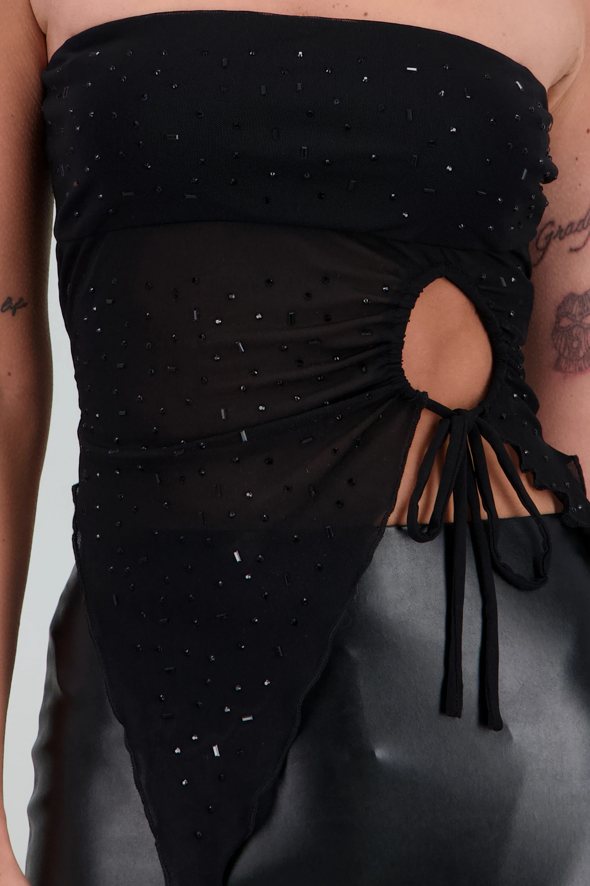 Top bandeau asimetrico con brillos - Image 5