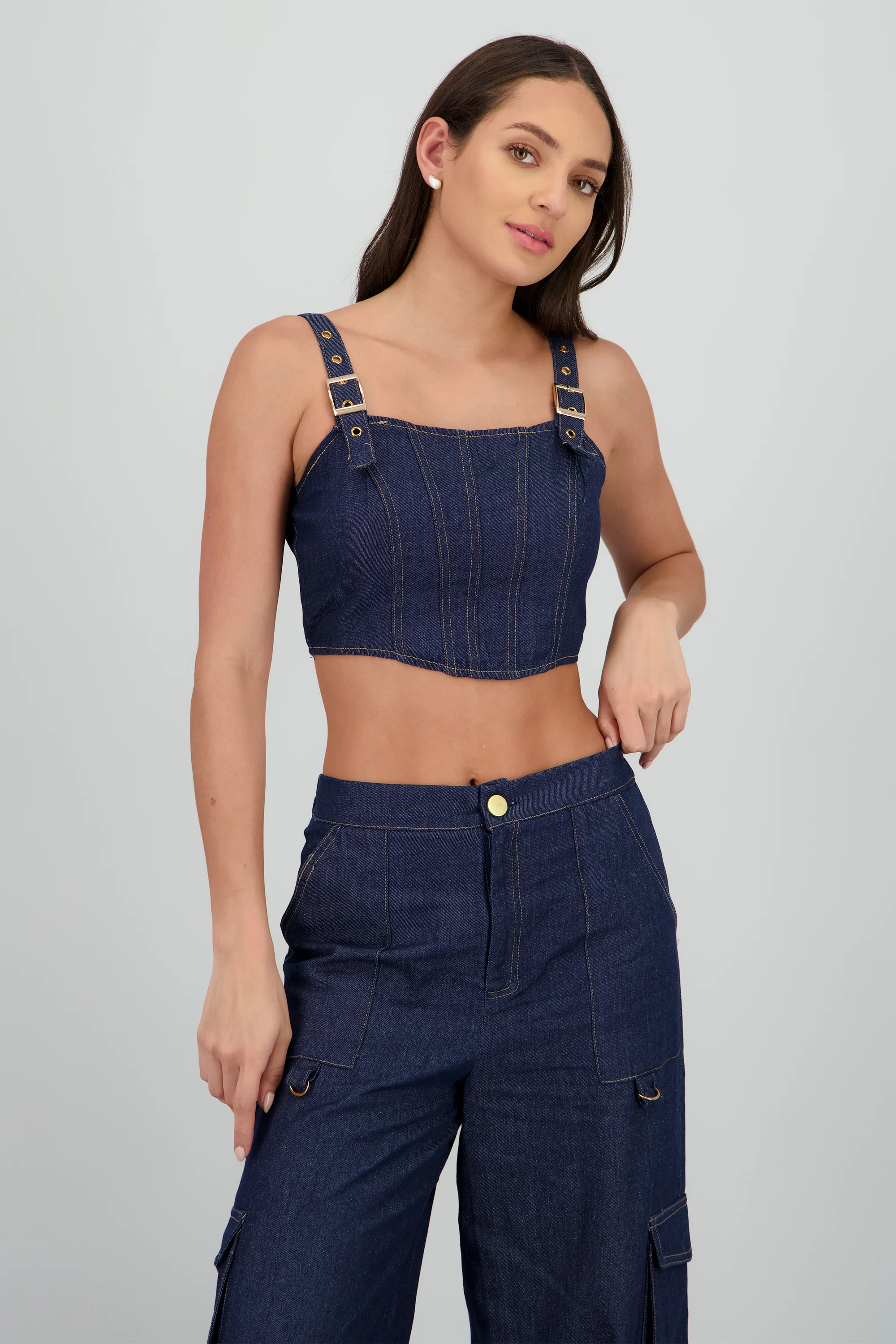 Top corto de tirantes con detalle hebillas