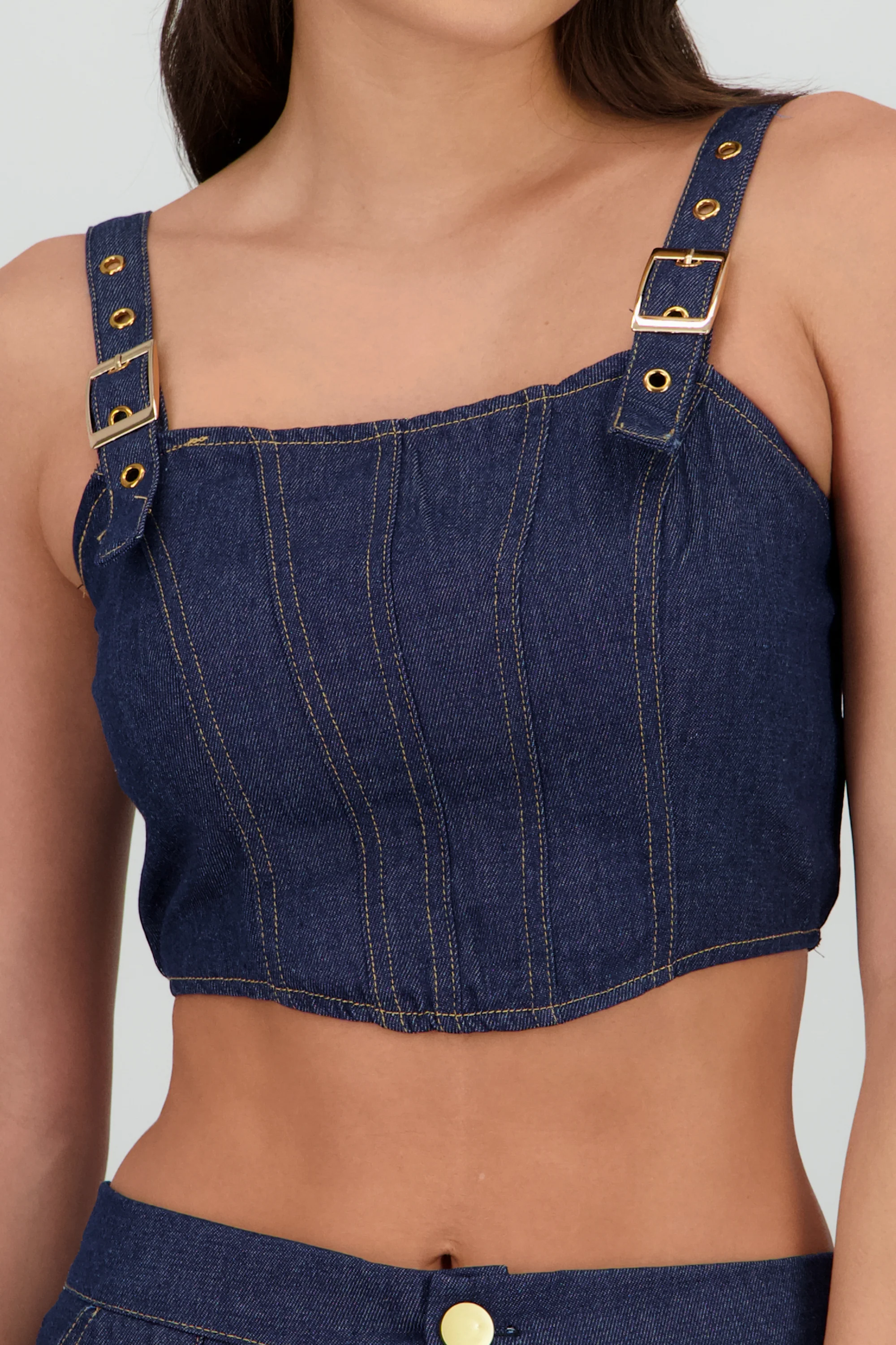 Top corto de tirantes con detalle hebillas - Image 5