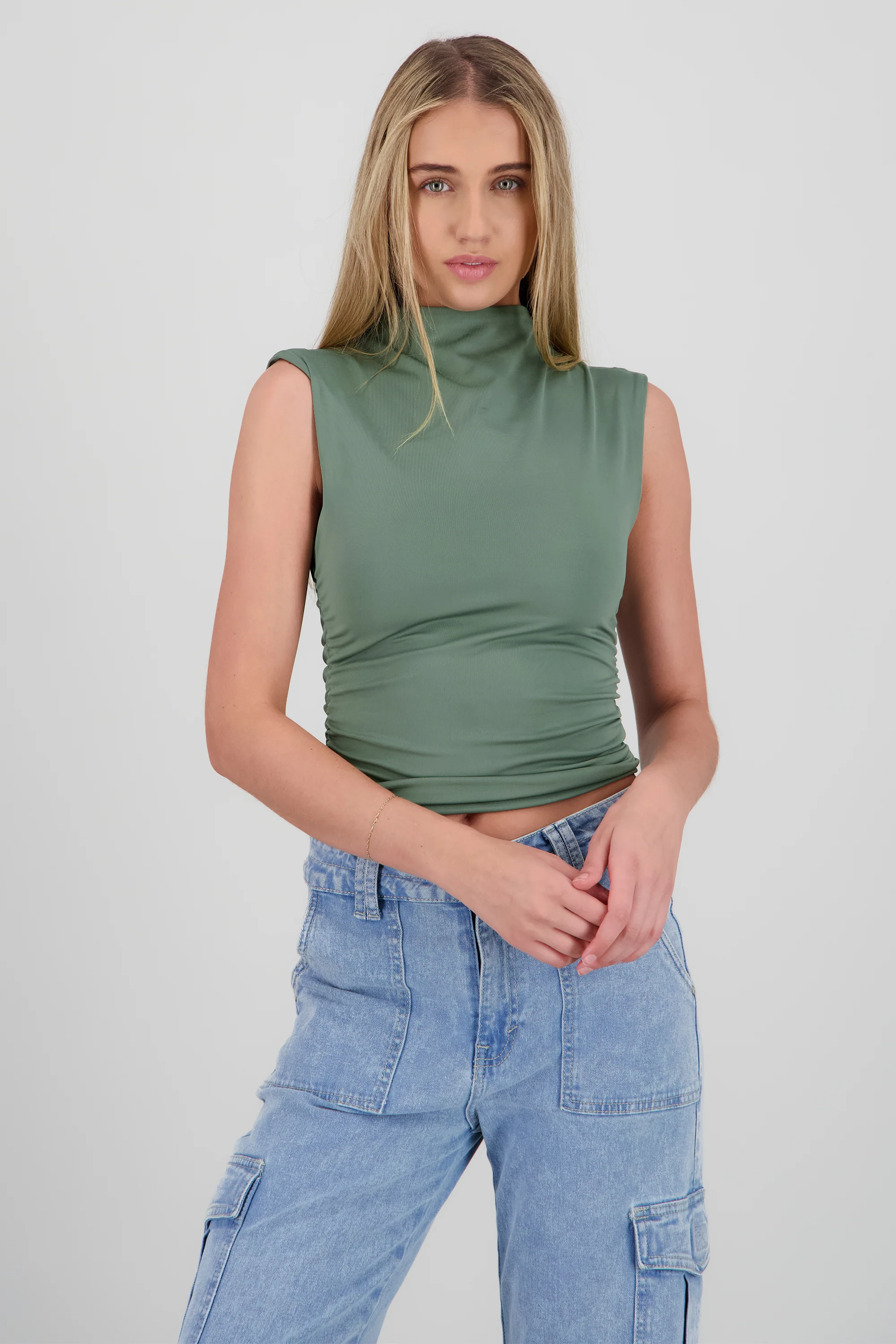 Top cuello alto drapeado sin mangas - Image 2