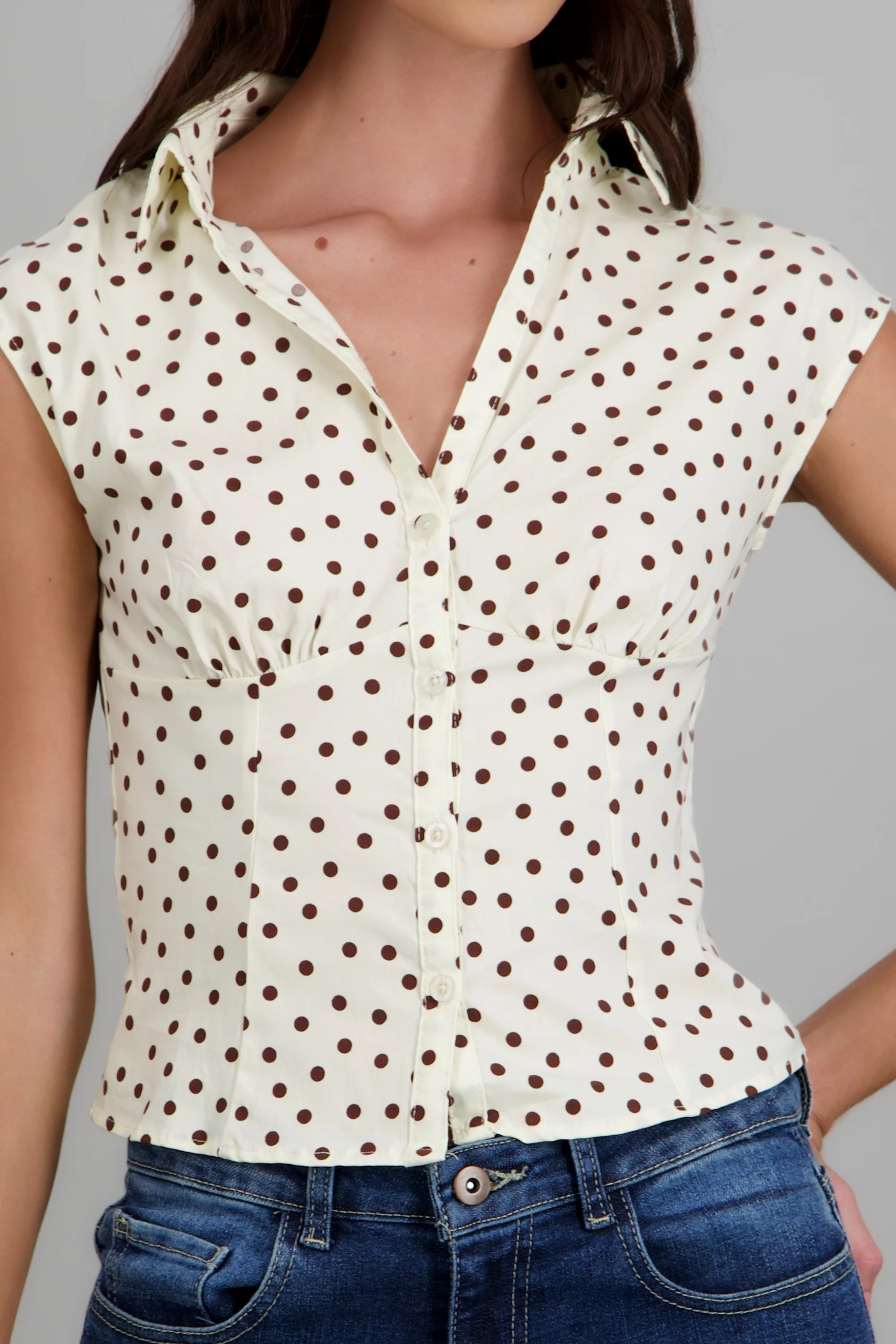 Top cuello camisero detalle polkas - Image 5