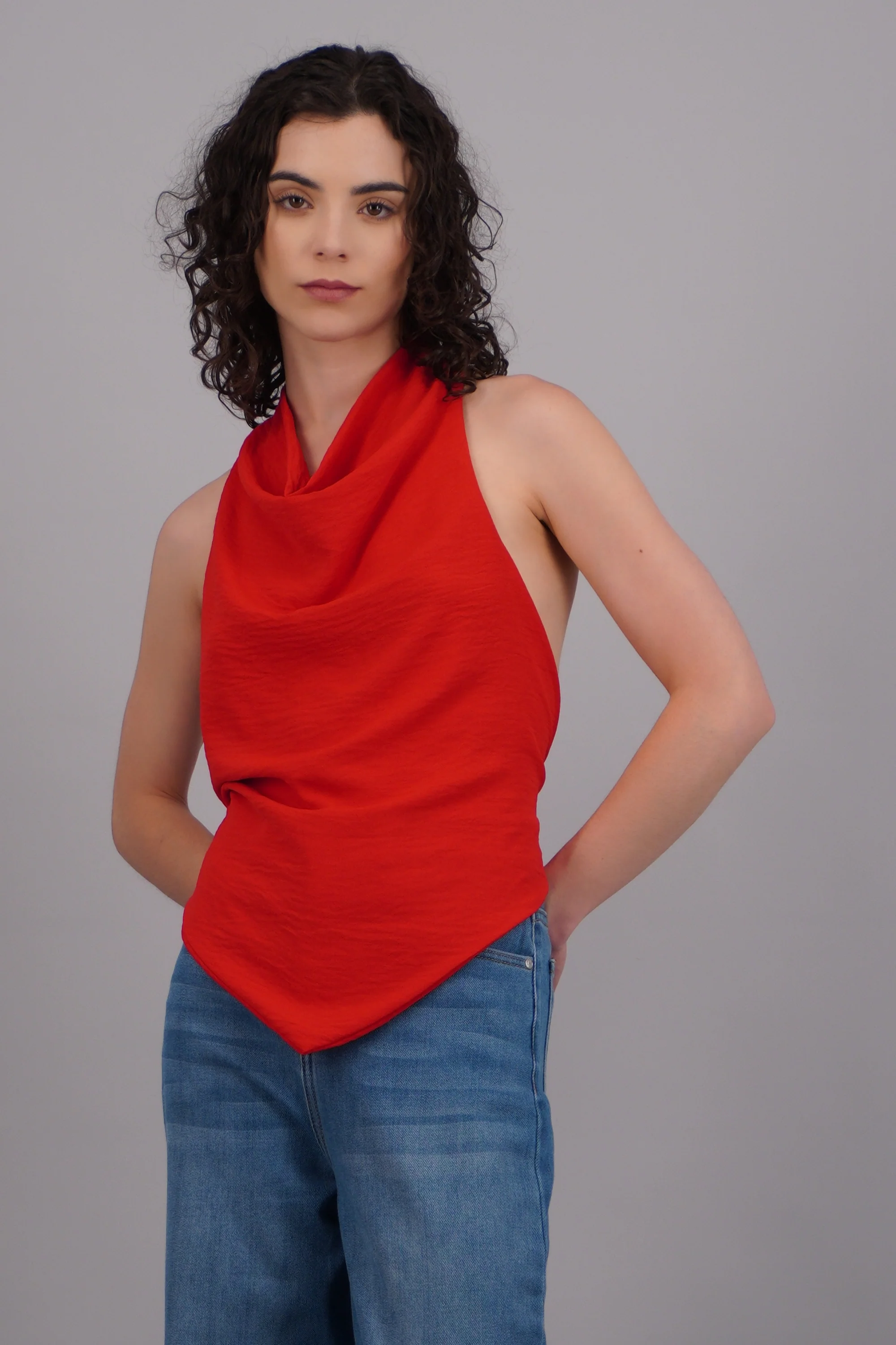 Top cuello halter asimetrico