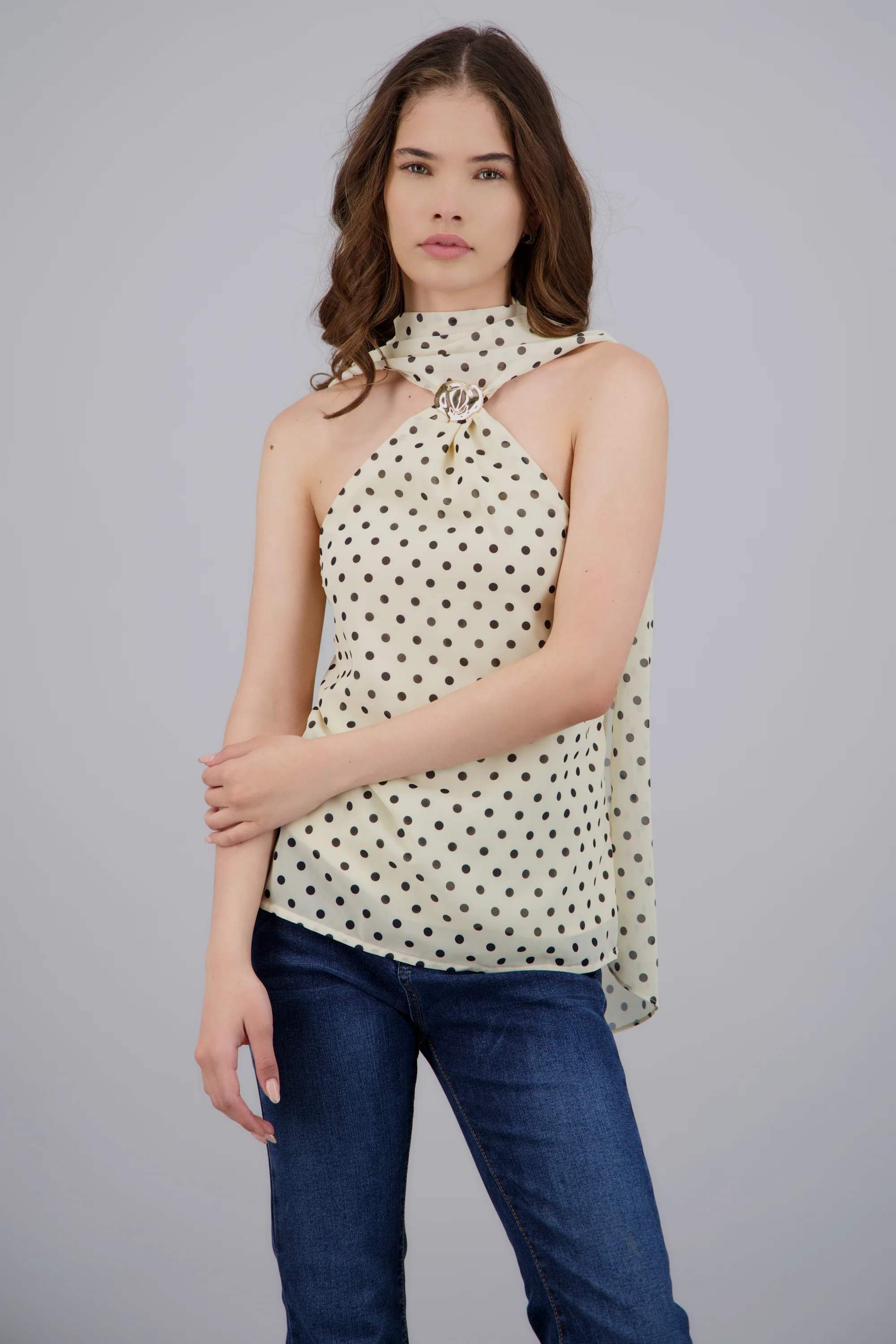 Top cuello halter polka detalle broche - Image 3