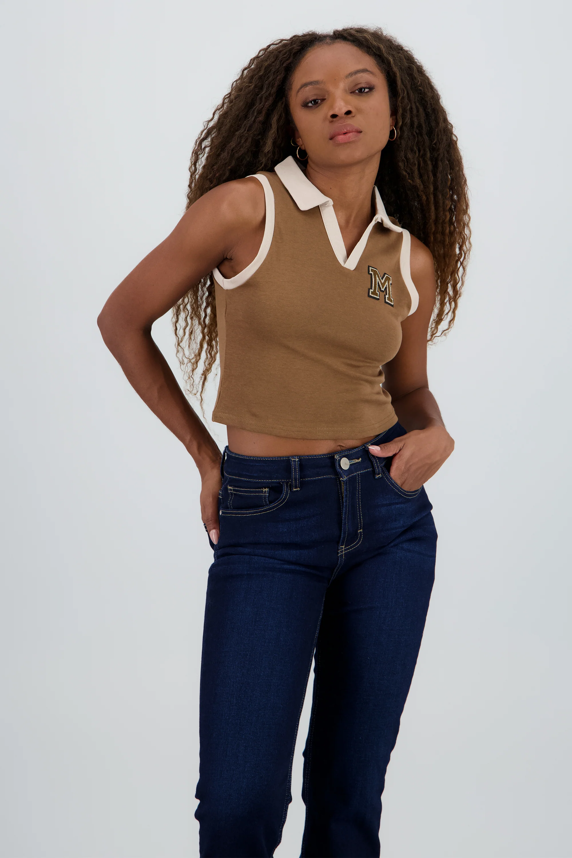 Top cuello polo sin mangas detalle bordado